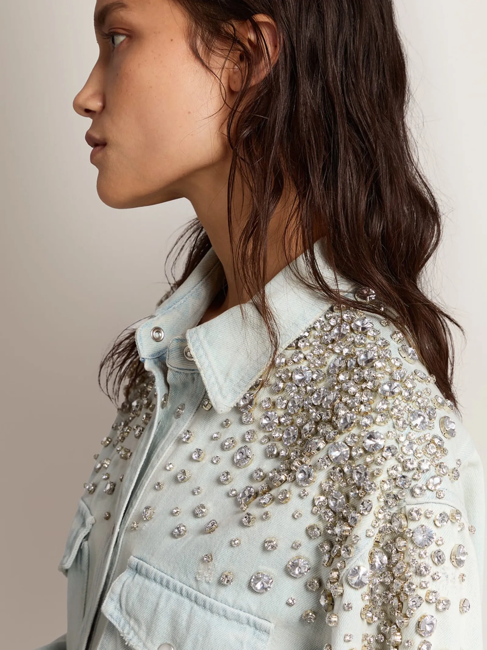 Outlet Golden Goose Camisa boyfriend feminina desbotada com cristais cabochão Cor: azul desbotado