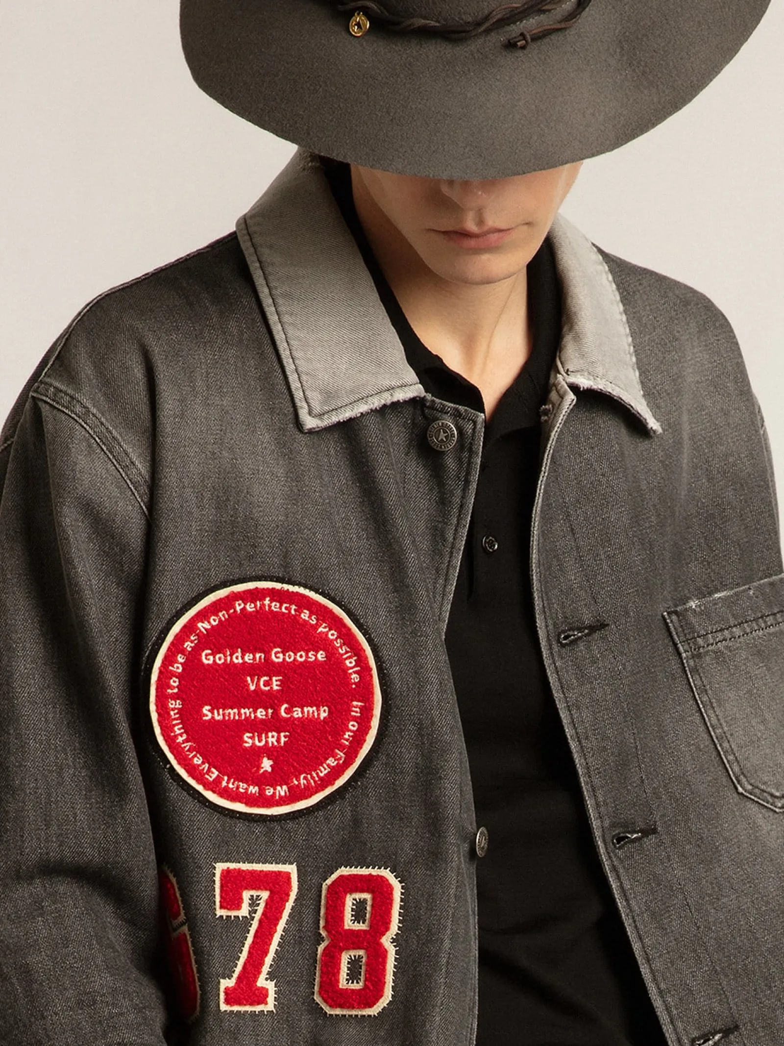 Sale Golden Goose Camisa jeans preta com patch Cor: preto