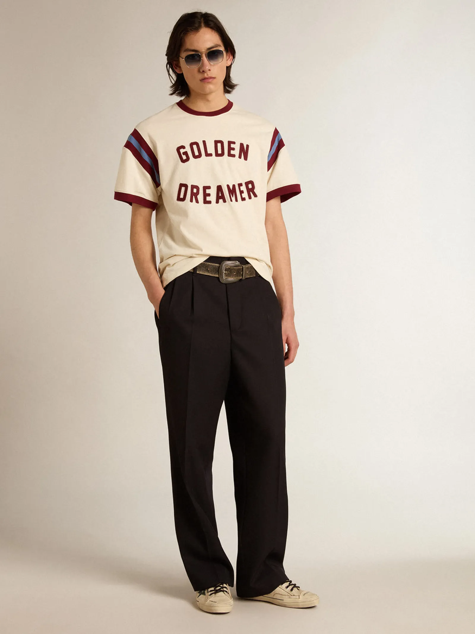 Hot Golden Goose Camiseta branca masculina com escrita bordô na frente Coleção Journey
