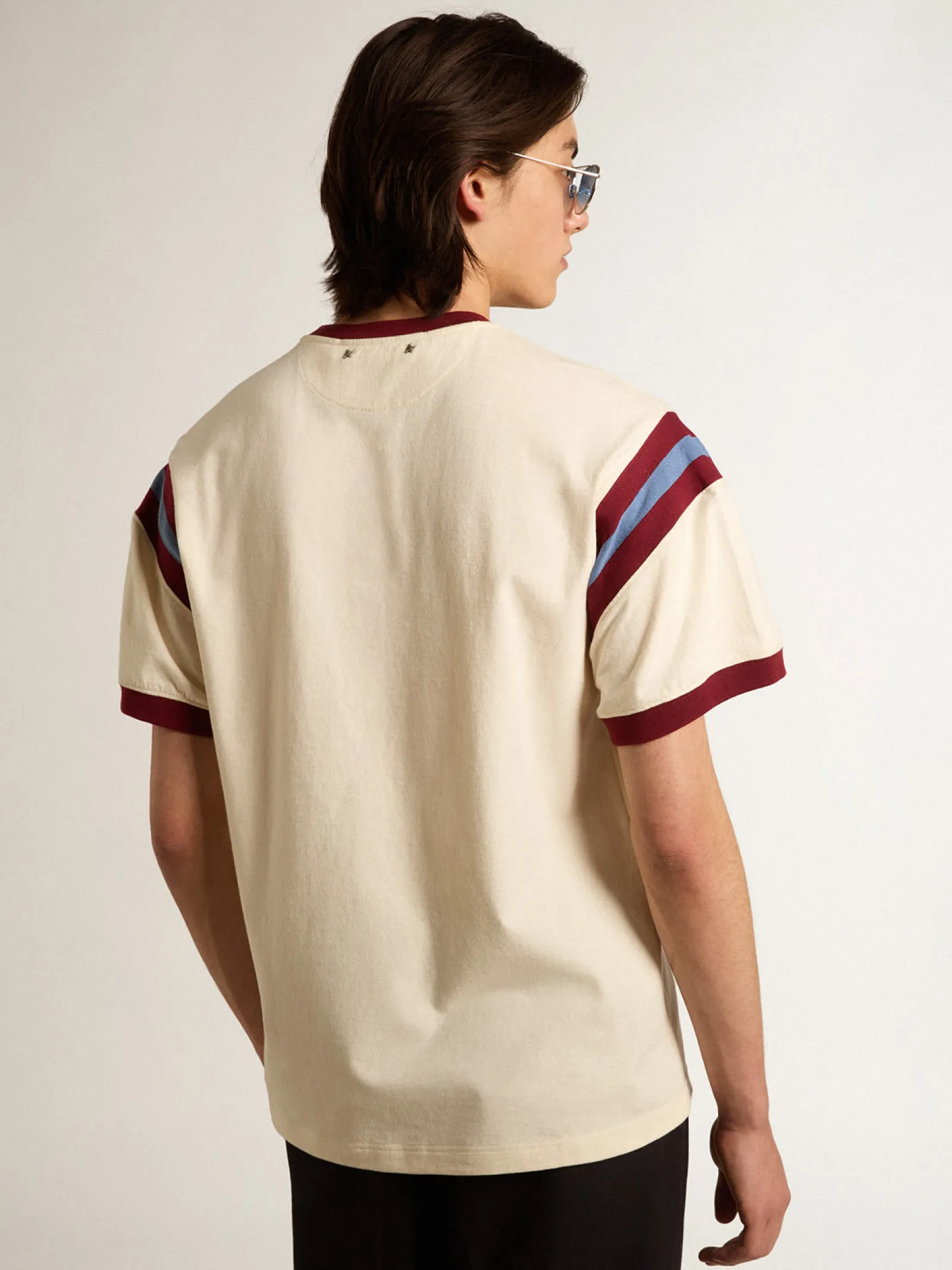 Hot Golden Goose Camiseta branca masculina com escrita bordô na frente Coleção Journey
