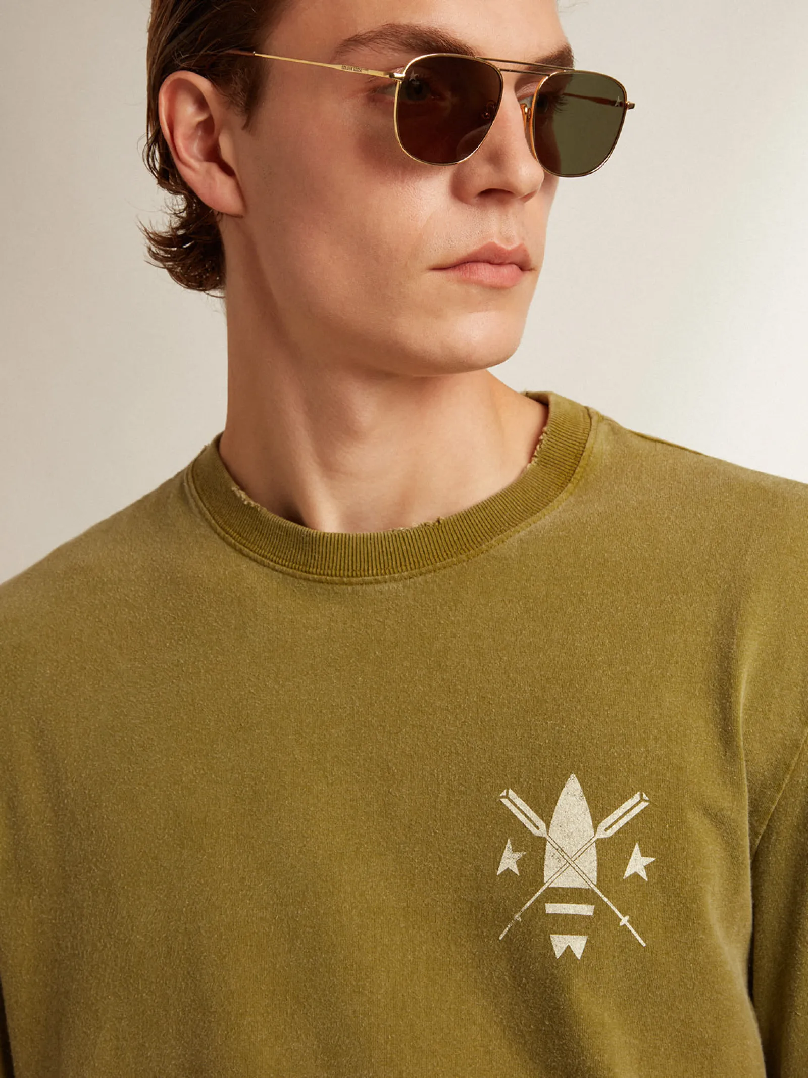 Discount Golden Goose Camiseta cor de pesto com logo branco na frente e atrás Cor: pestoEfeito desgastadoCarimbo e escrita na frente e atrásDuas estrelinhas nas costasGola redondaManga curtaCaimento retoMaterial principal: 100% algodão