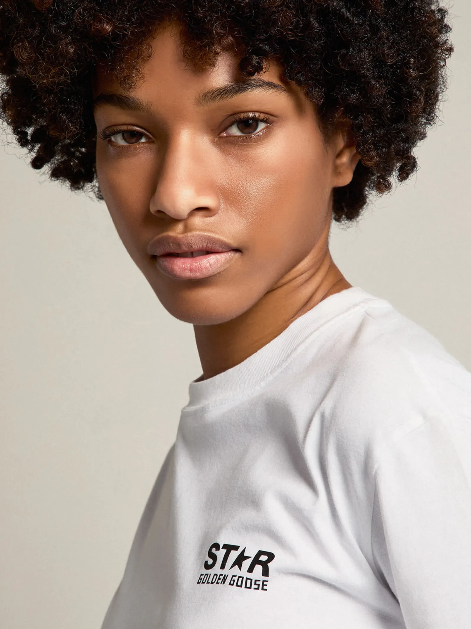 Best Golden Goose Camiseta feminina branca com logo e estrela pretos em contraste Cor: branco
