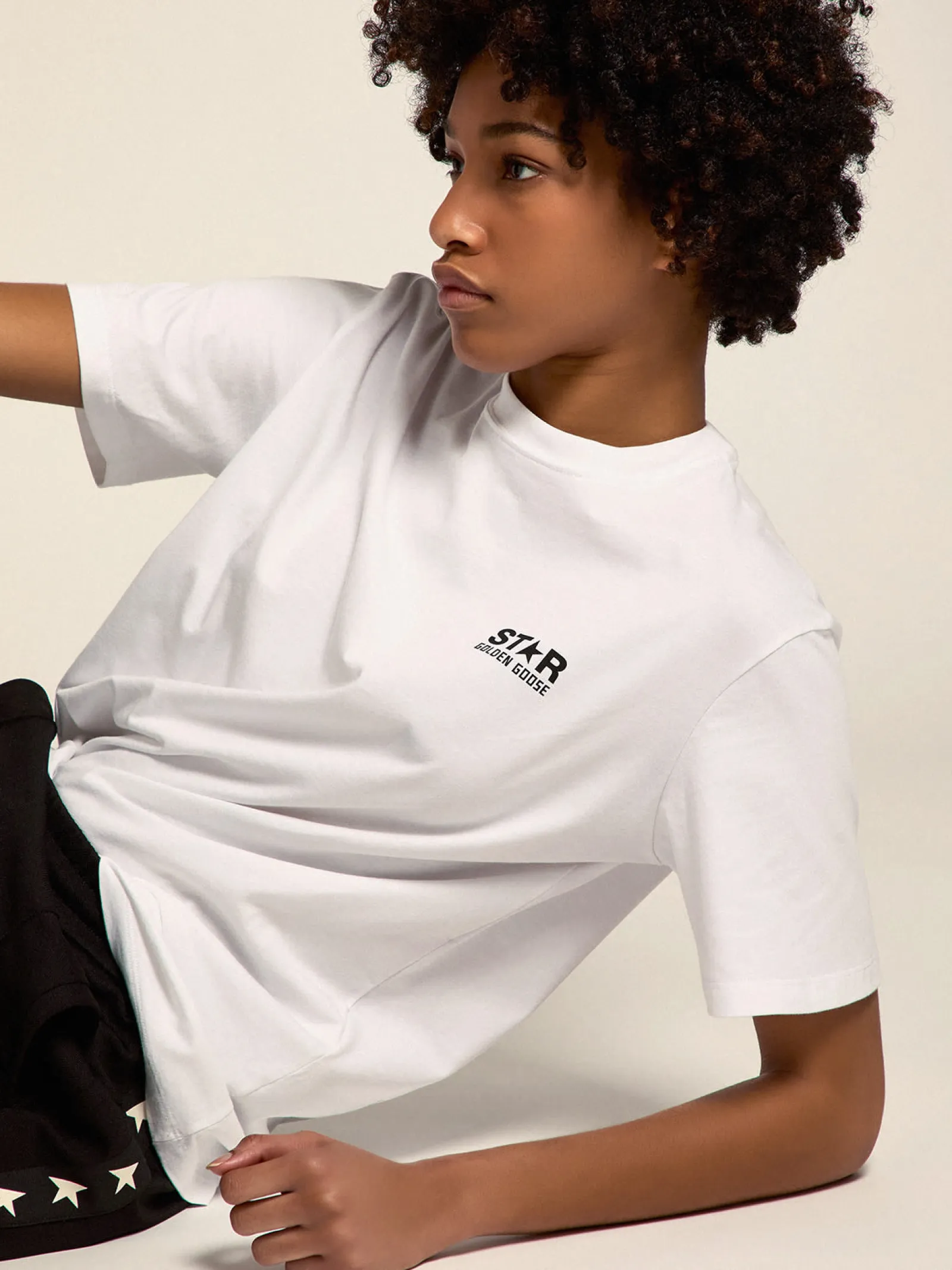 Best Golden Goose Camiseta feminina branca com logo e estrela pretos em contraste Cor: branco