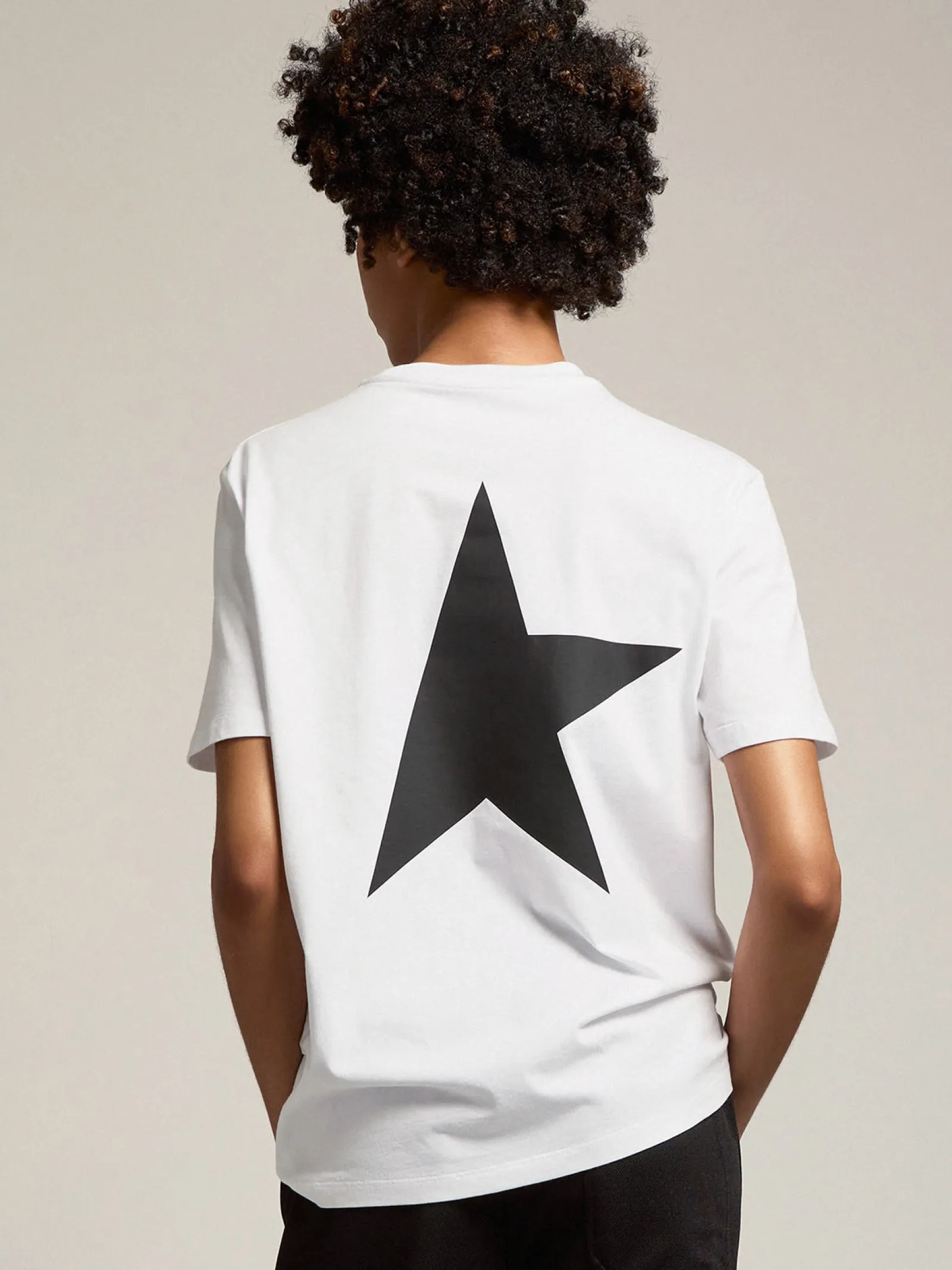 Best Golden Goose Camiseta feminina branca com logo e estrela pretos em contraste Cor: branco