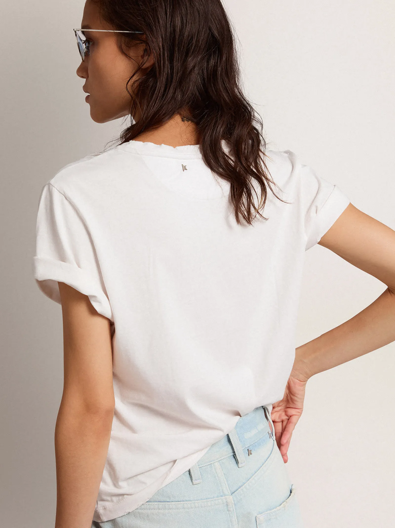 Discount Golden Goose Camiseta feminina branca com tratamento desgastado Golden Collection