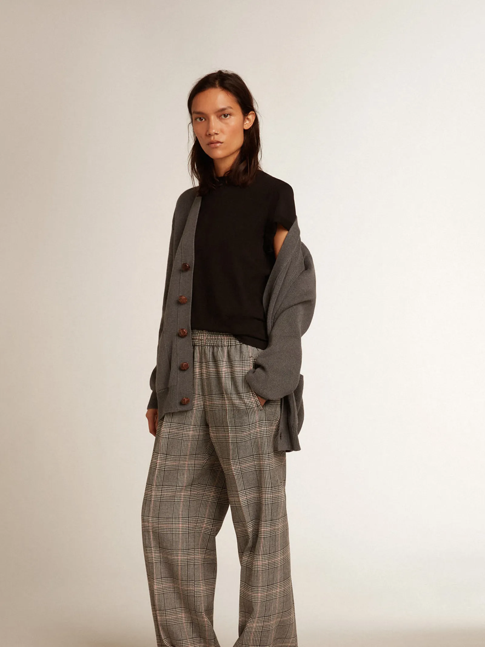 Store Golden Goose Camiseta feminina preta de caimento slim com tratamento desgastado Golden Collection