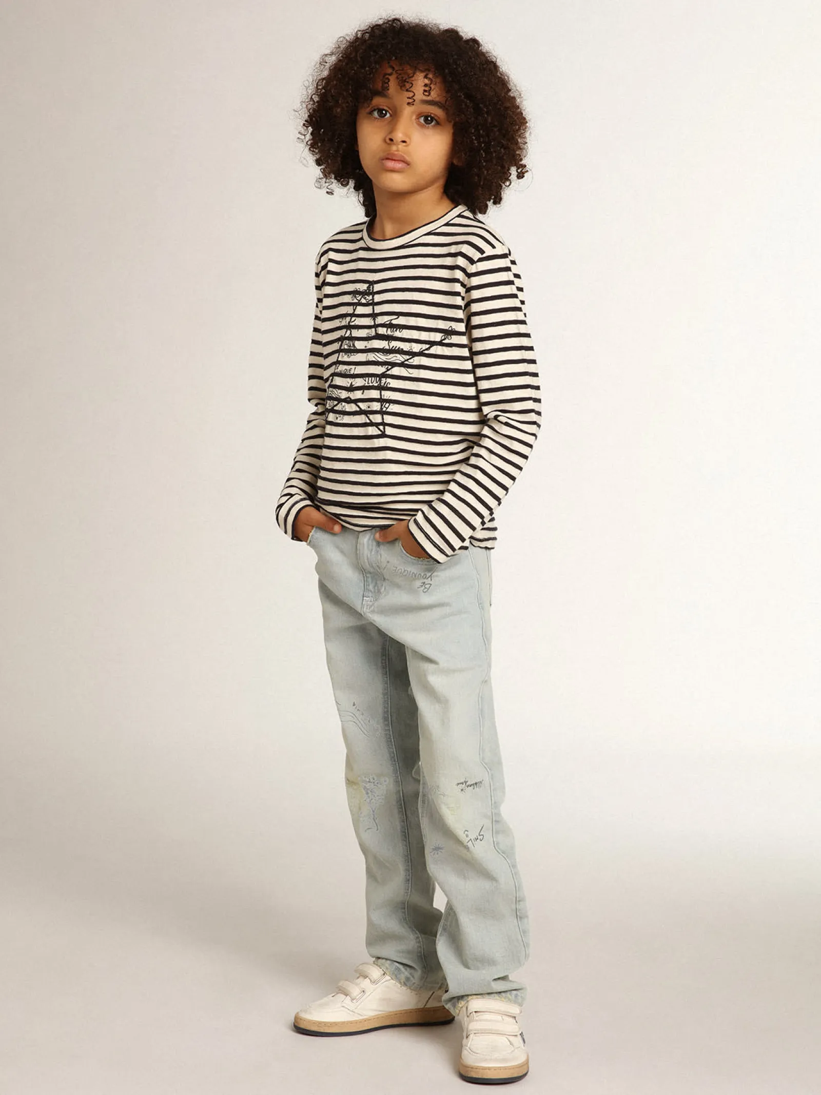 Store Golden Goose Camiseta infantil masculina com listras brancas e azuis e bordado Cor: branco e azul