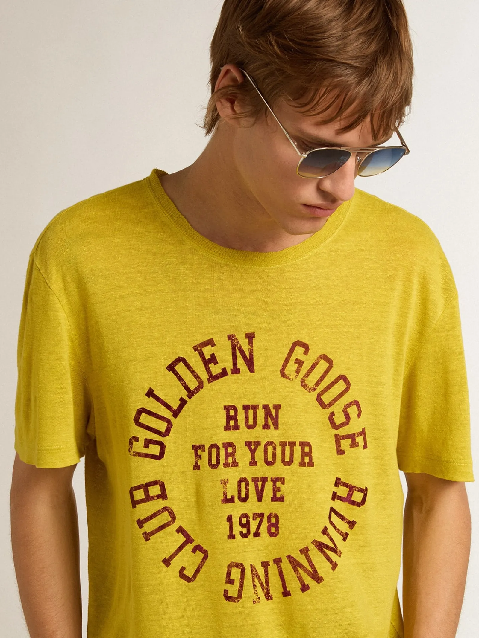 Outlet Golden Goose Camiseta masculina de linho amarelo milho Coleção Journey