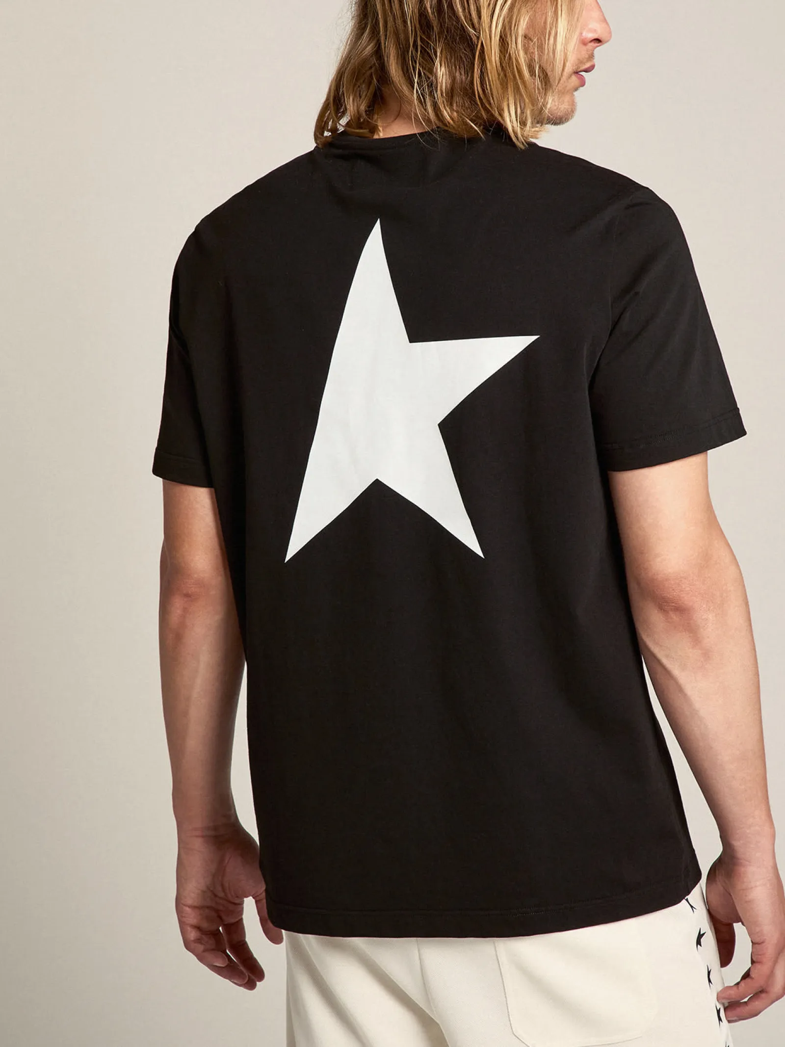 Store Golden Goose Camiseta masculina preta com logo e estrela brancos em contraste Cor: preto