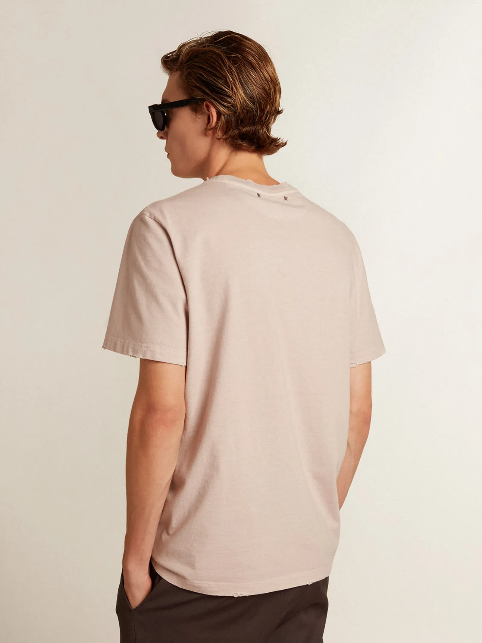 Store Golden Goose Camiseta masculina rosa pálido com escrita no centro Cor: rosa pálido