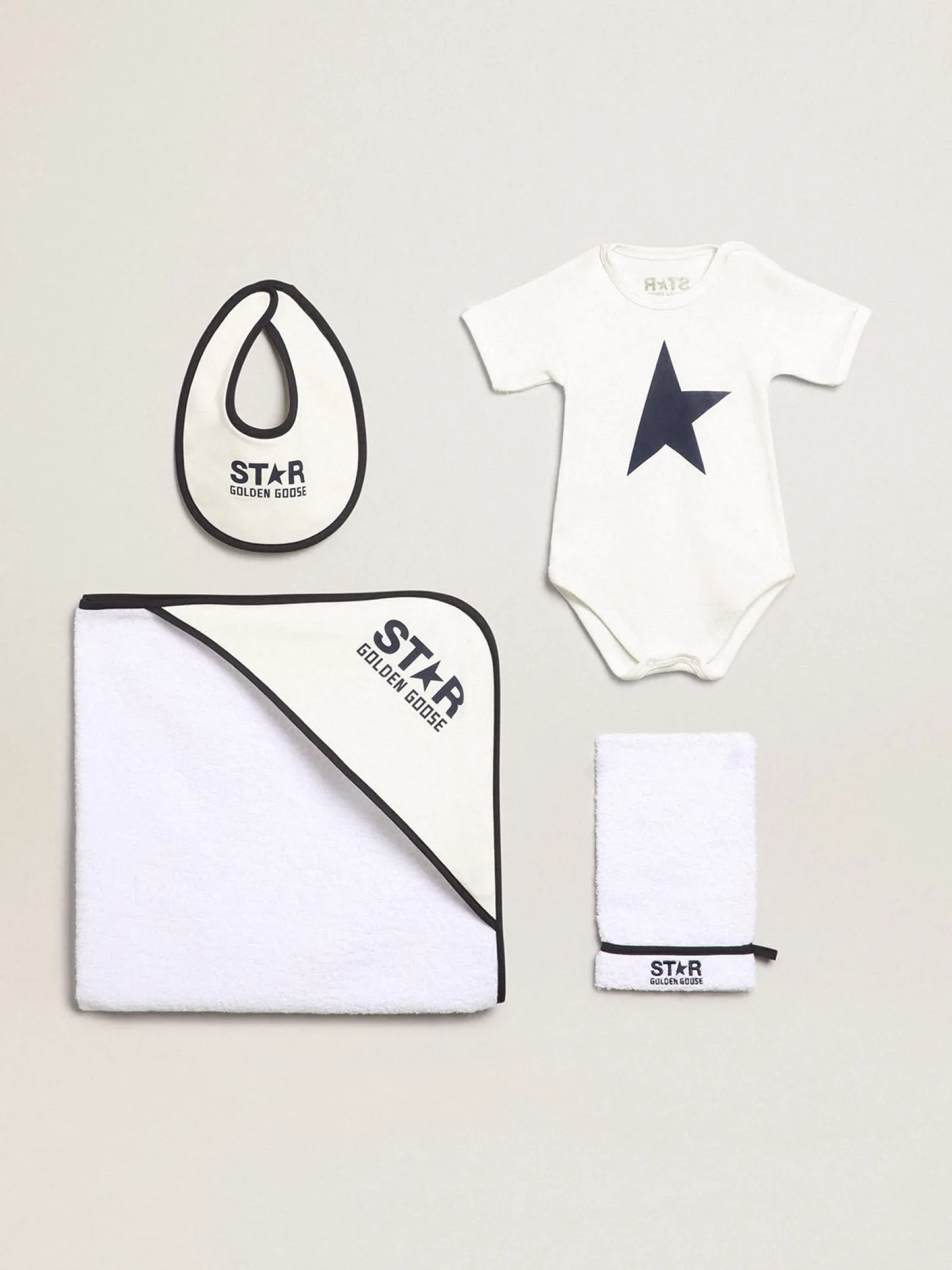 Outlet Golden Goose Conjunto de presente branco com logo azul Cor: branco e branco leite