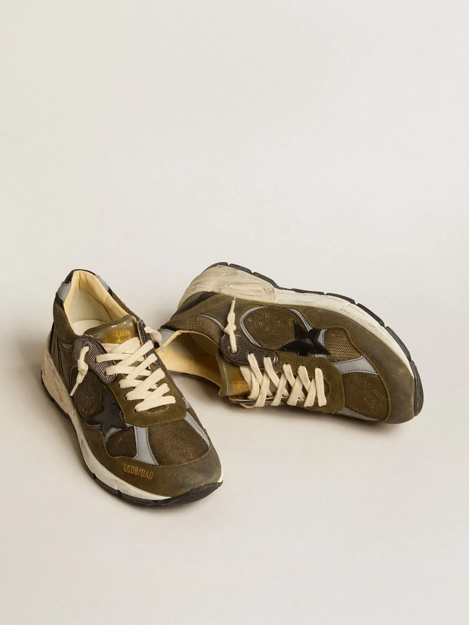 New Golden Goose Dad-Star Feminino de suede e tela com estrela e talão de couro preto Cabedal de suede e tela verde militar com inserções de tecido refletivo