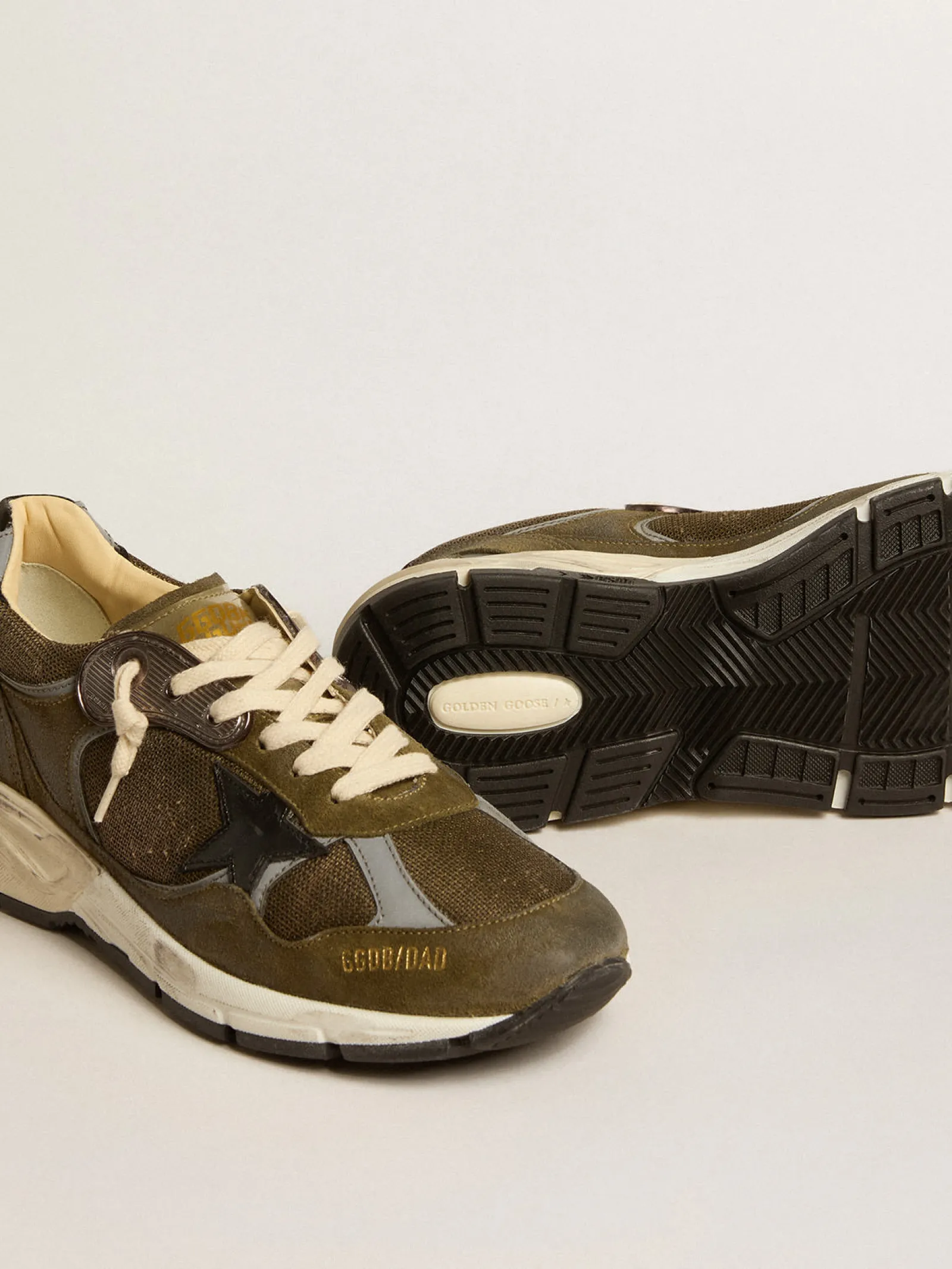 New Golden Goose Dad-Star Feminino de suede e tela com estrela e talão de couro preto Cabedal de suede e tela verde militar com inserções de tecido refletivo