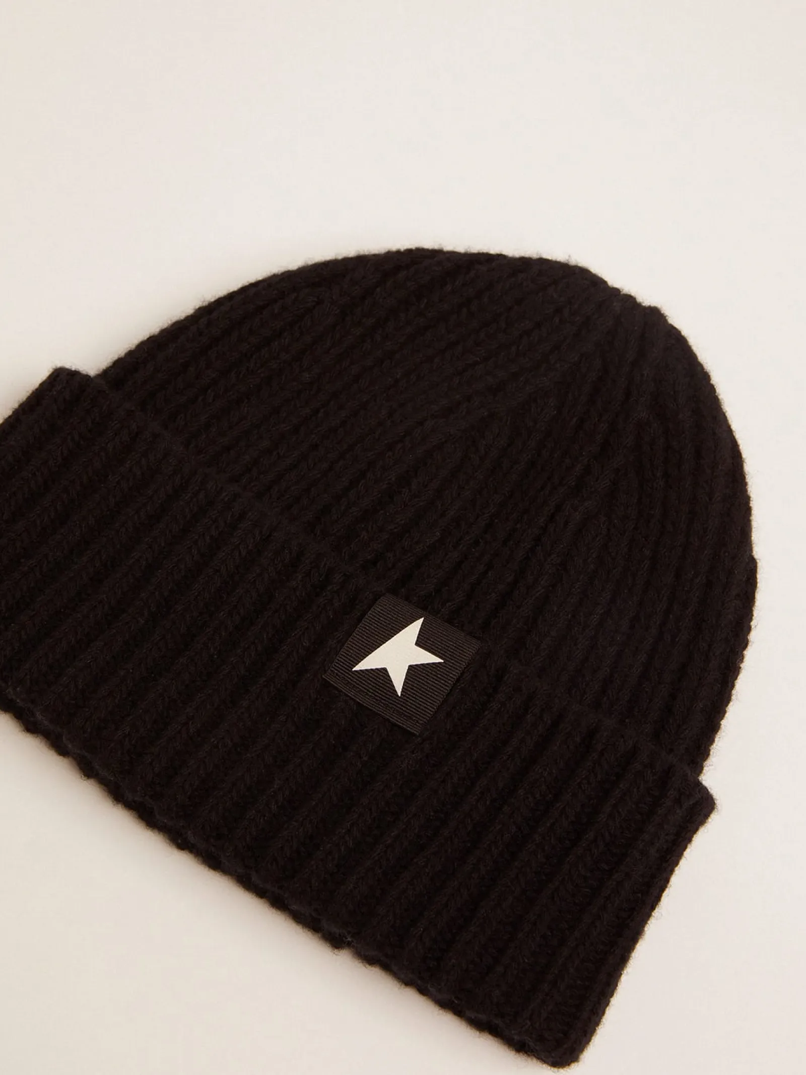 Store Golden Goose Gorro de lã preta com estrela branca Cor: preto