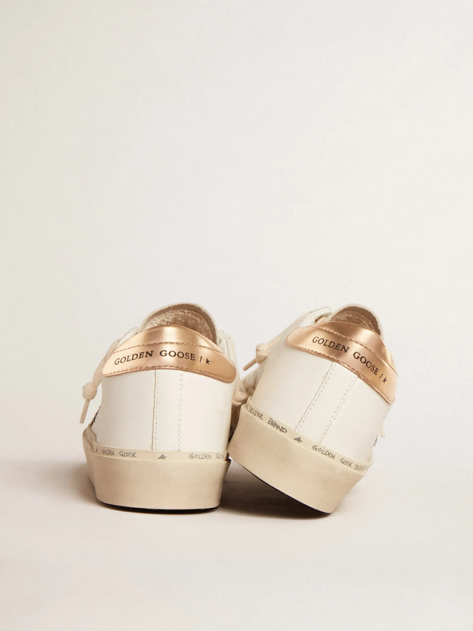 New Golden Goose Hi Star LTD com estrela de glitter preto e dourado e talão dourado Cor: branco