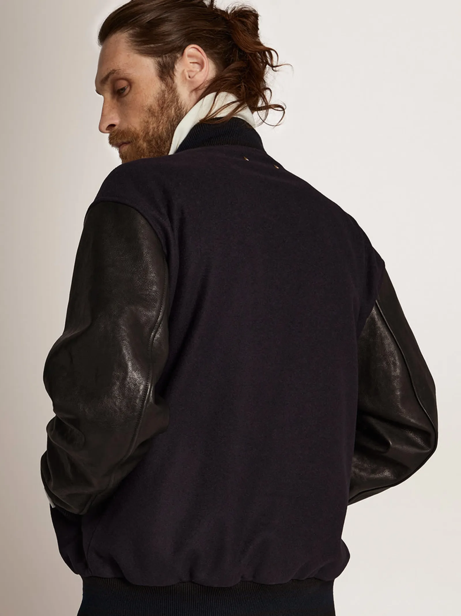 New Golden Goose Jaqueta bomber masculina de lã azul-escura e mangas de couro Cor: azul-escuro e preto