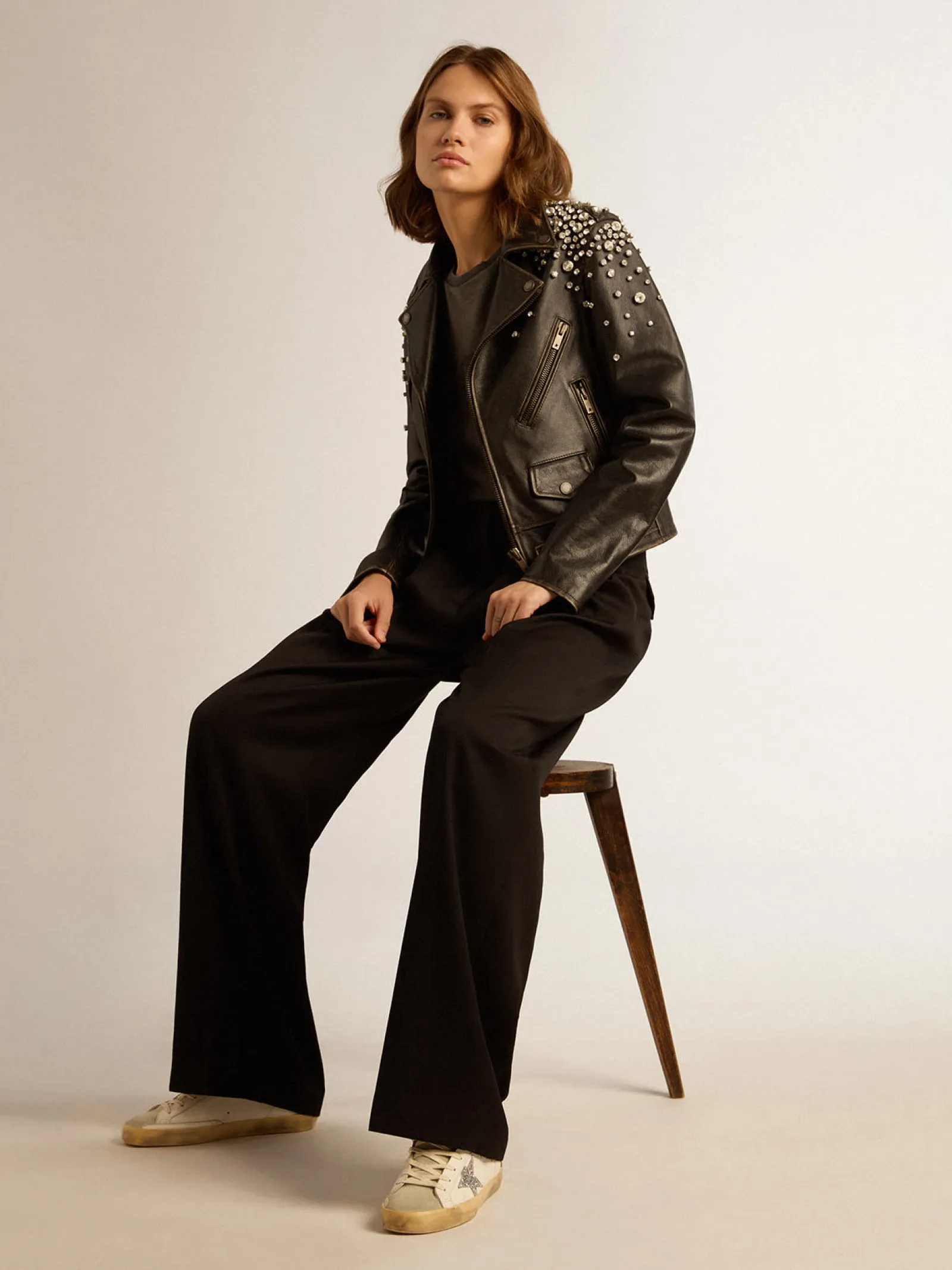 Sale Golden Goose Jaqueta de couro feminina efeito desgastado e cristais cabochão Cor: preto