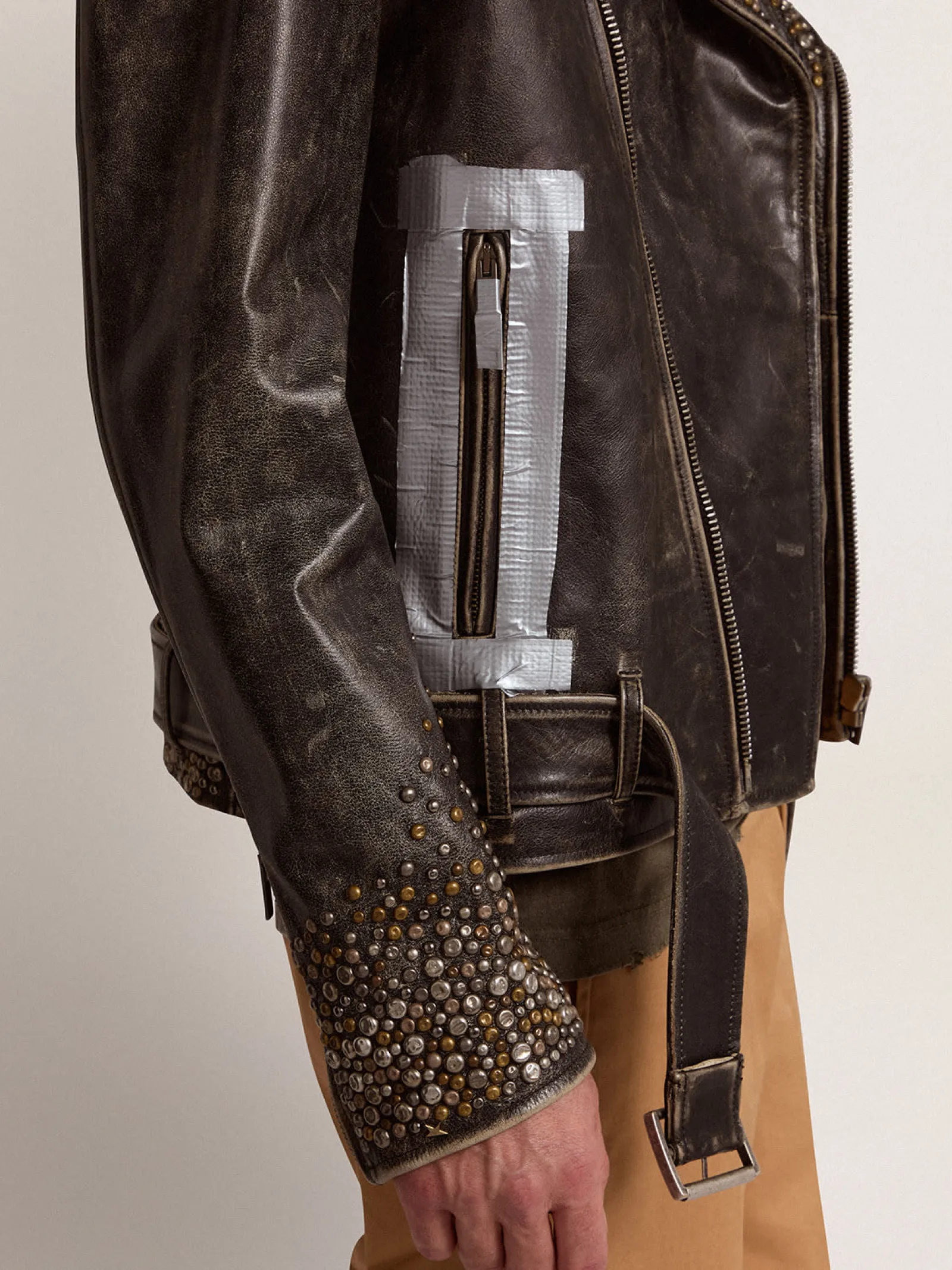 Fashion Golden Goose Jaqueta de couro masculina com tachas marteladas e fita aplicada Cor: preto