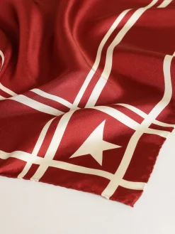 Shop Golden Goose Lenço vermelho com listras e estrelas brancas contrastantes Coleção Golden