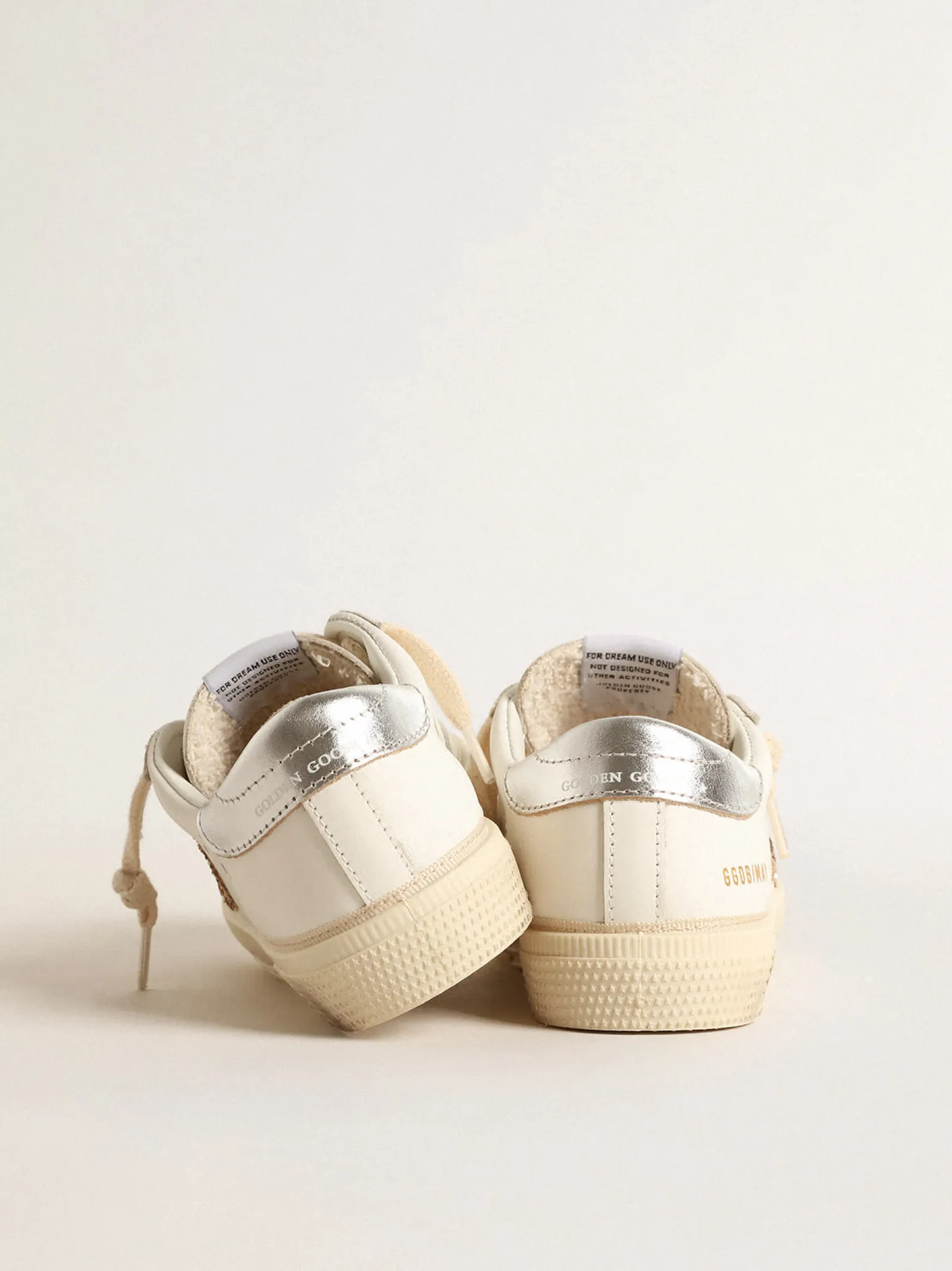 New Golden Goose May Young com estrela de glitter dourado e talão de couro metálico Cor: branco