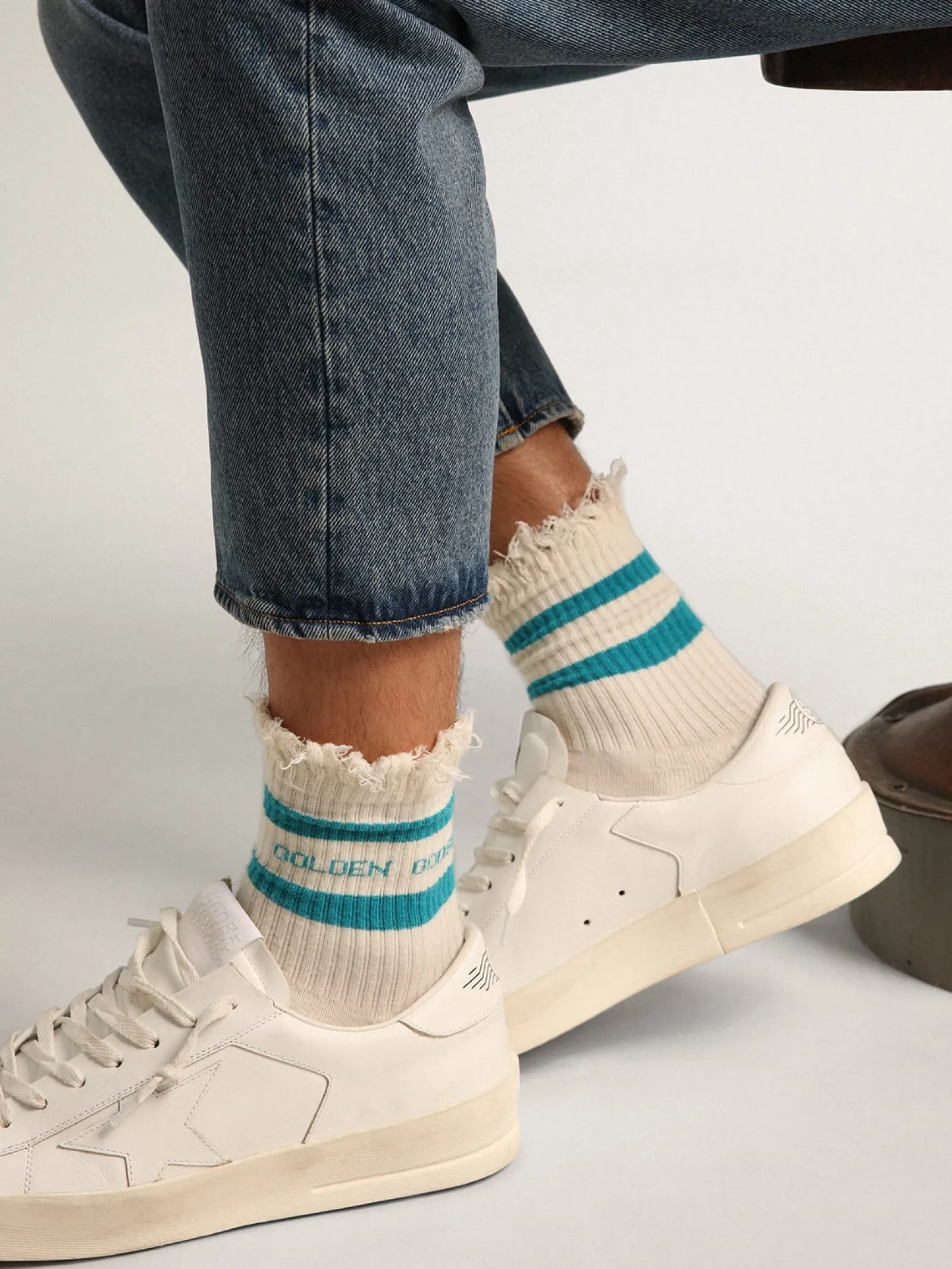 Discount Golden Goose Meias brancas com tratamento desgastado com logo e listras turquesa Cor: branco papiro