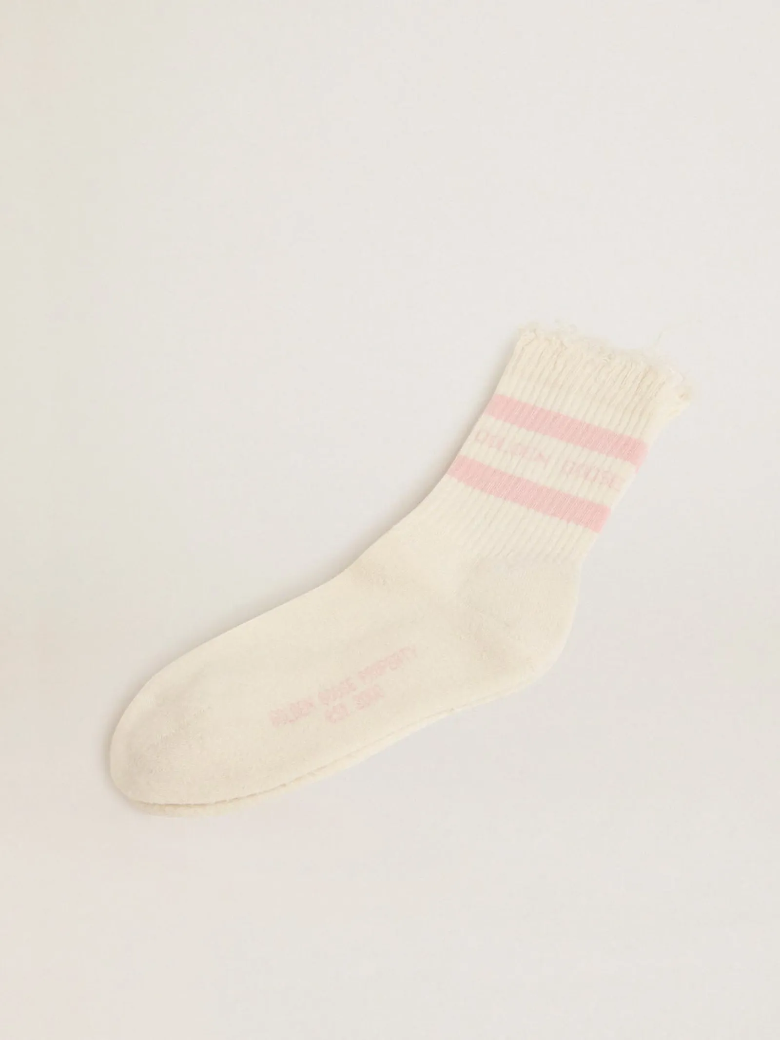 Shop Golden Goose Meias brancas com tratamento desgastado com logo e listras rosa bebê Cor: branco papiro