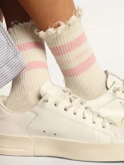 Shop Golden Goose Meias brancas com tratamento desgastado com logo e listras rosa bebê Cor: branco papiro