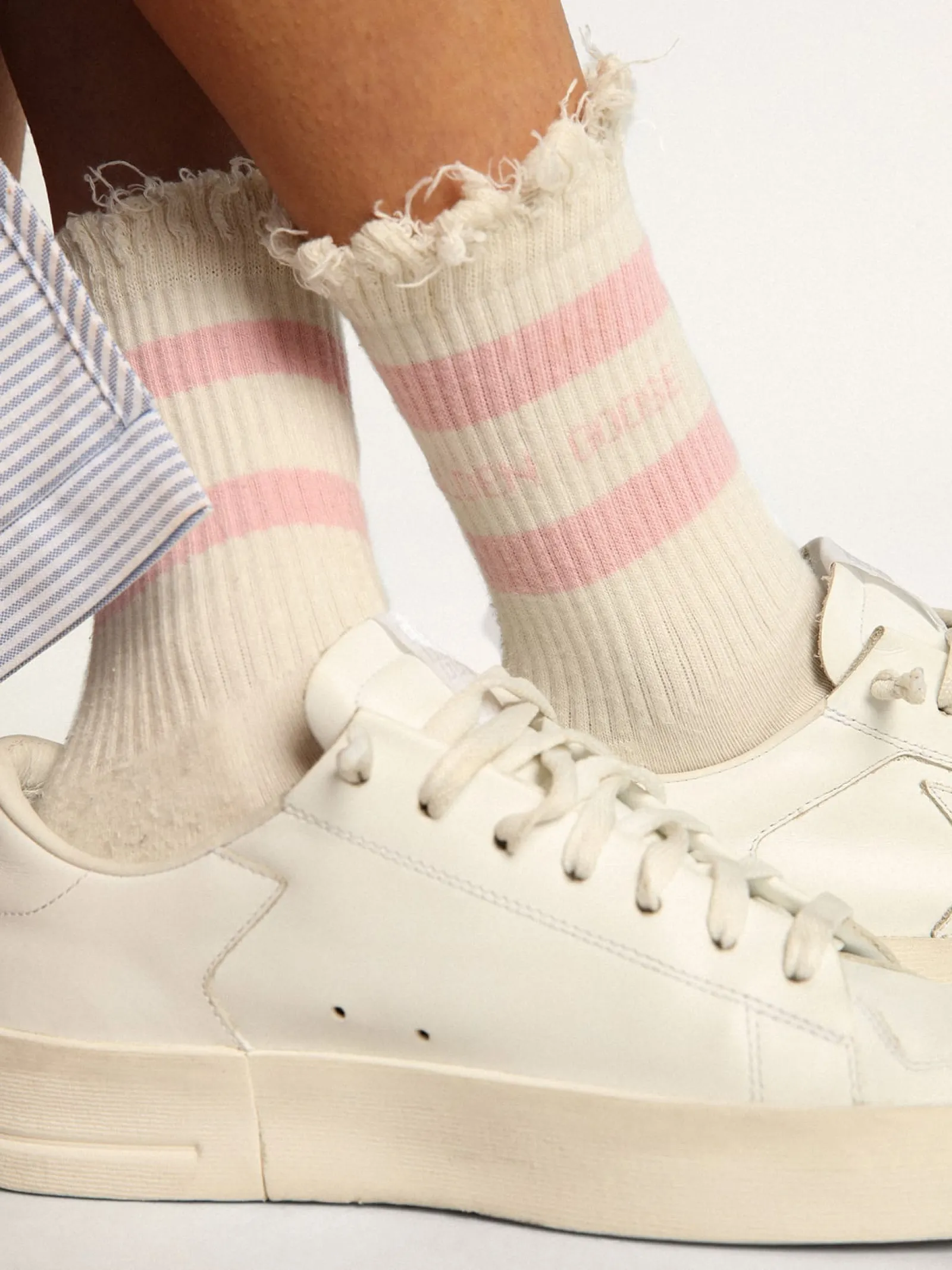 Shop Golden Goose Meias brancas com tratamento desgastado com logo e listras rosa bebê Cor: branco papiro