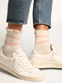 Shop Golden Goose Meias brancas com tratamento desgastado com logo e listras rosa bebê Cor: branco papiro
