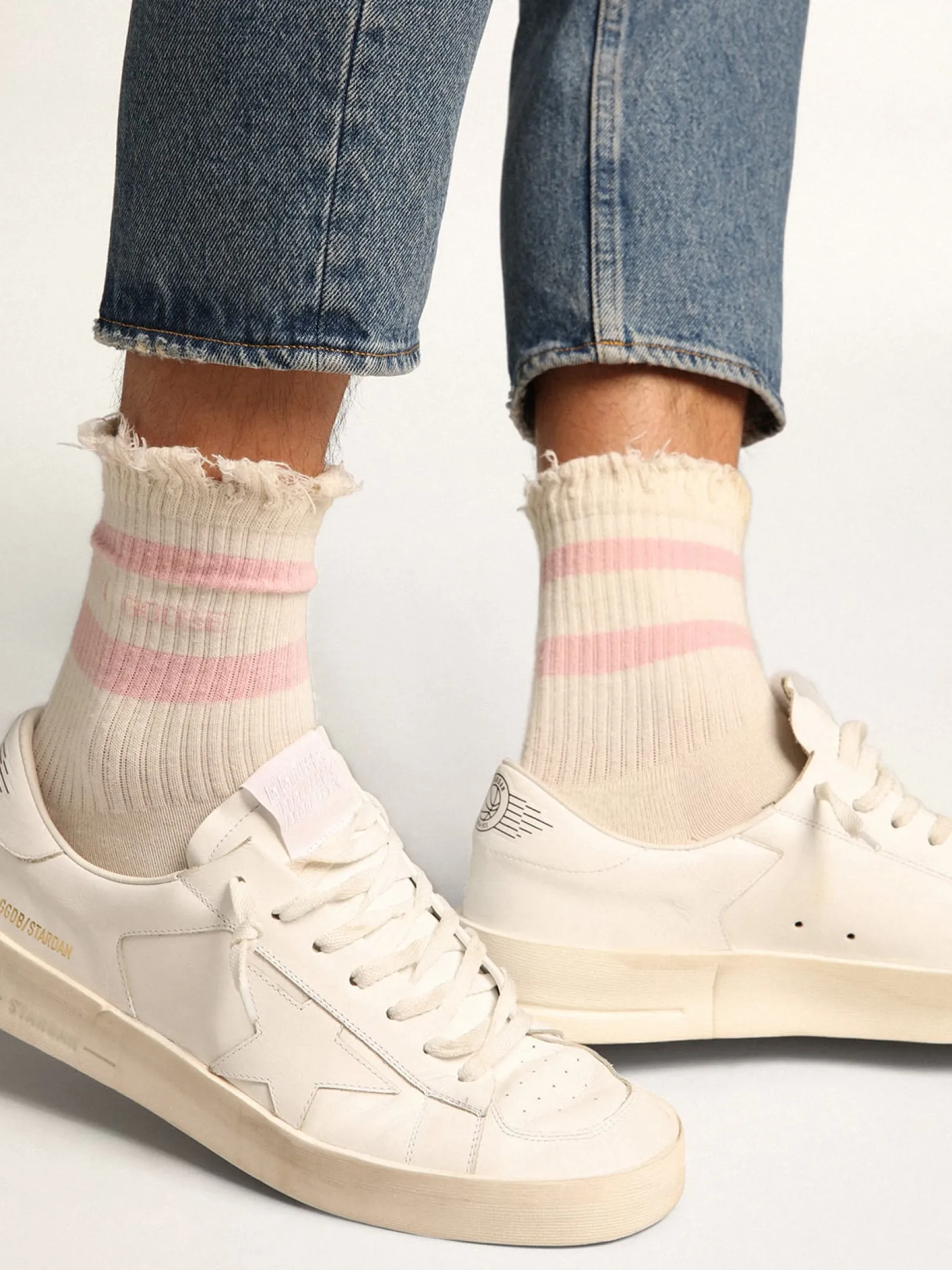Shop Golden Goose Meias brancas com tratamento desgastado com logo e listras rosa bebê Cor: branco papiro