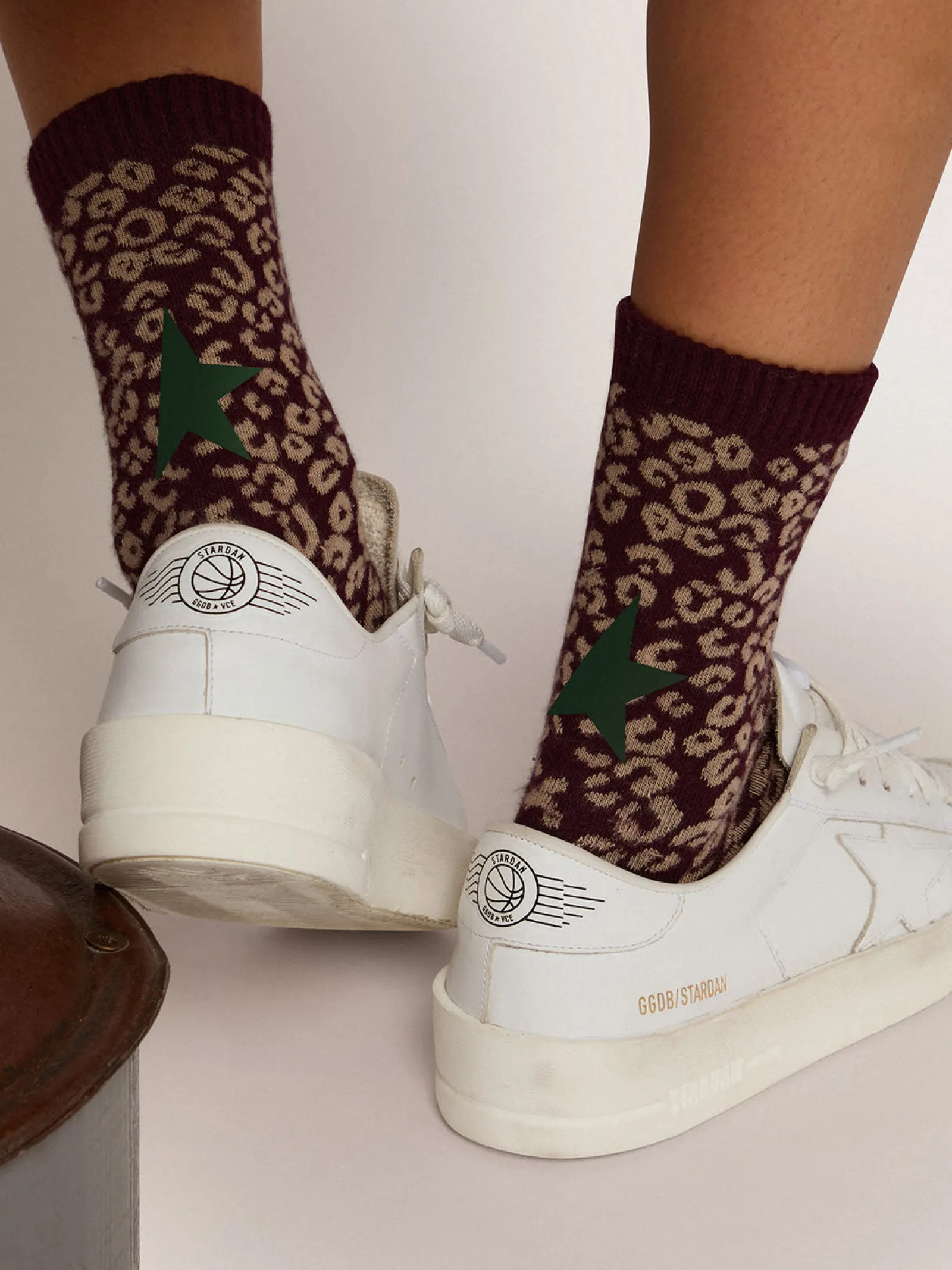 Hot Golden Goose Meias com estampa animal print com fundo amora e detalhes verde militar Material principal: algodão 61%, poliamida 38%, 1% elastano