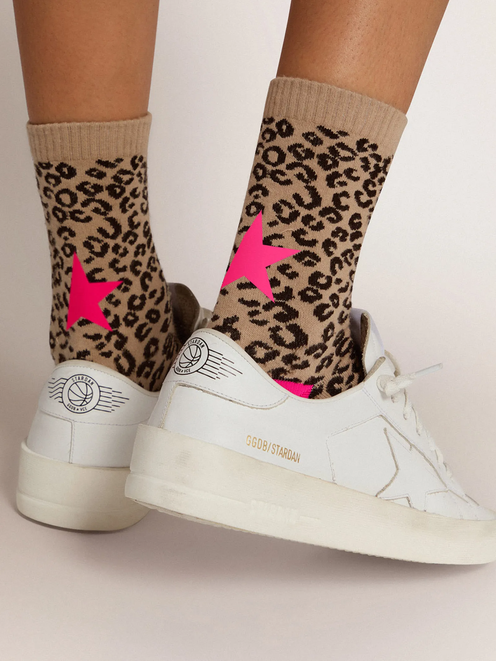 Store Golden Goose Meias com estampa animal print e fundo areia com detalhes fúcsia Material principal: algodão 61%, poliamida 38%, 1% elastano
