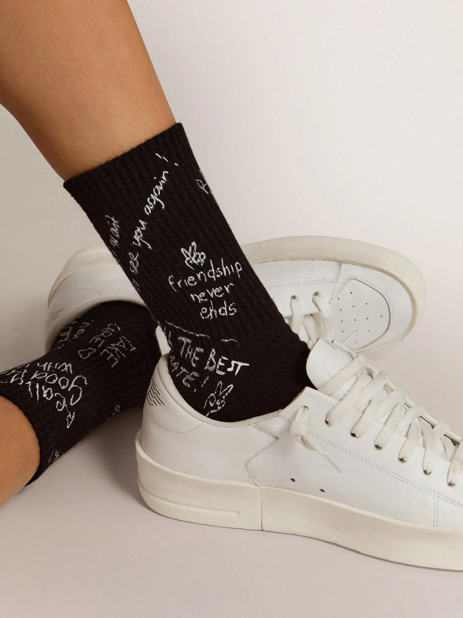 Shop Golden Goose Meias pretas com frase declaração Golden em branco Material principal: algodão 74%, poliamida 25%, 1% elastano