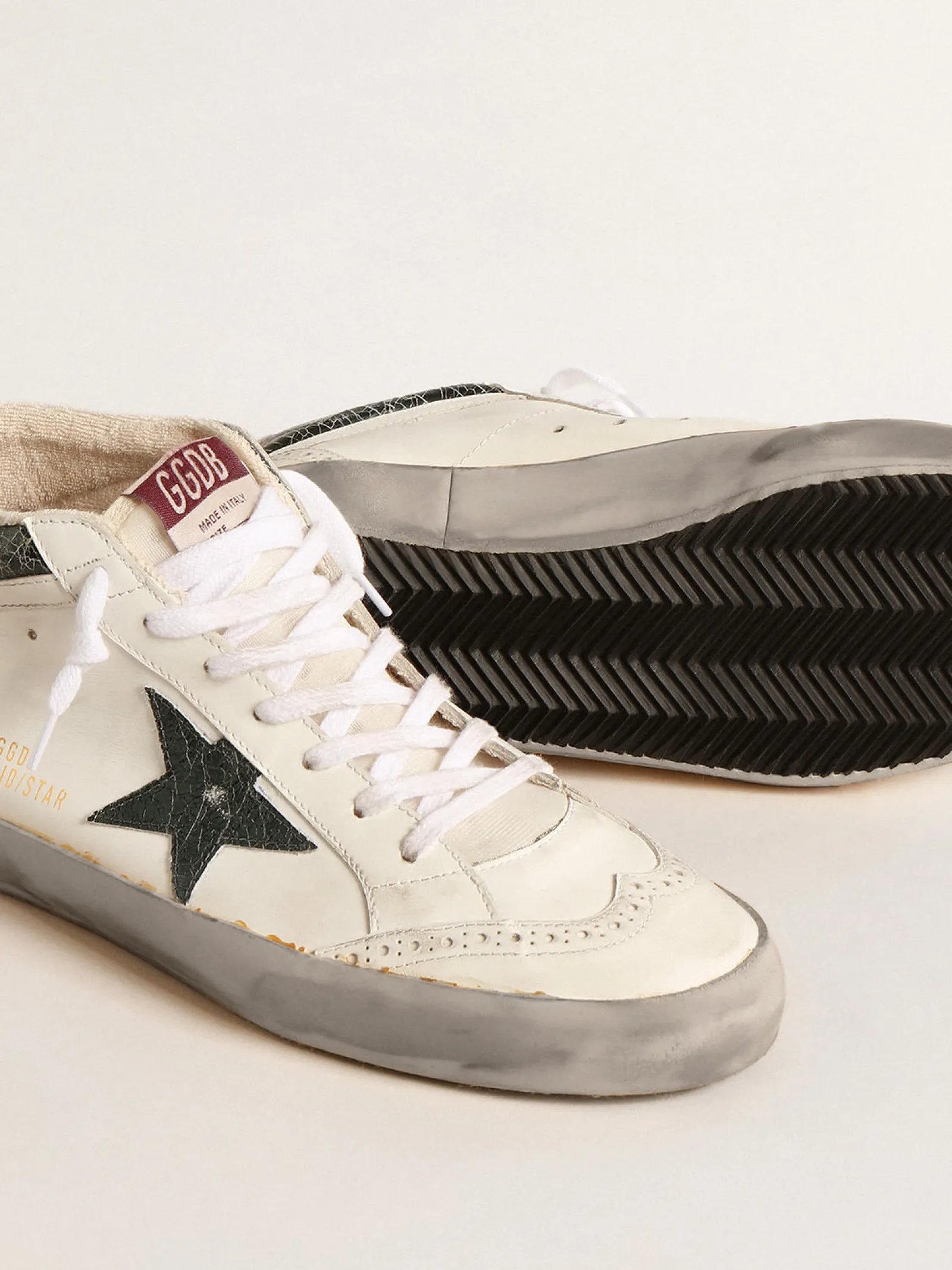 Discount Golden Goose Mid Star com estrela de couro metálico verde e lista branca Cor: branco