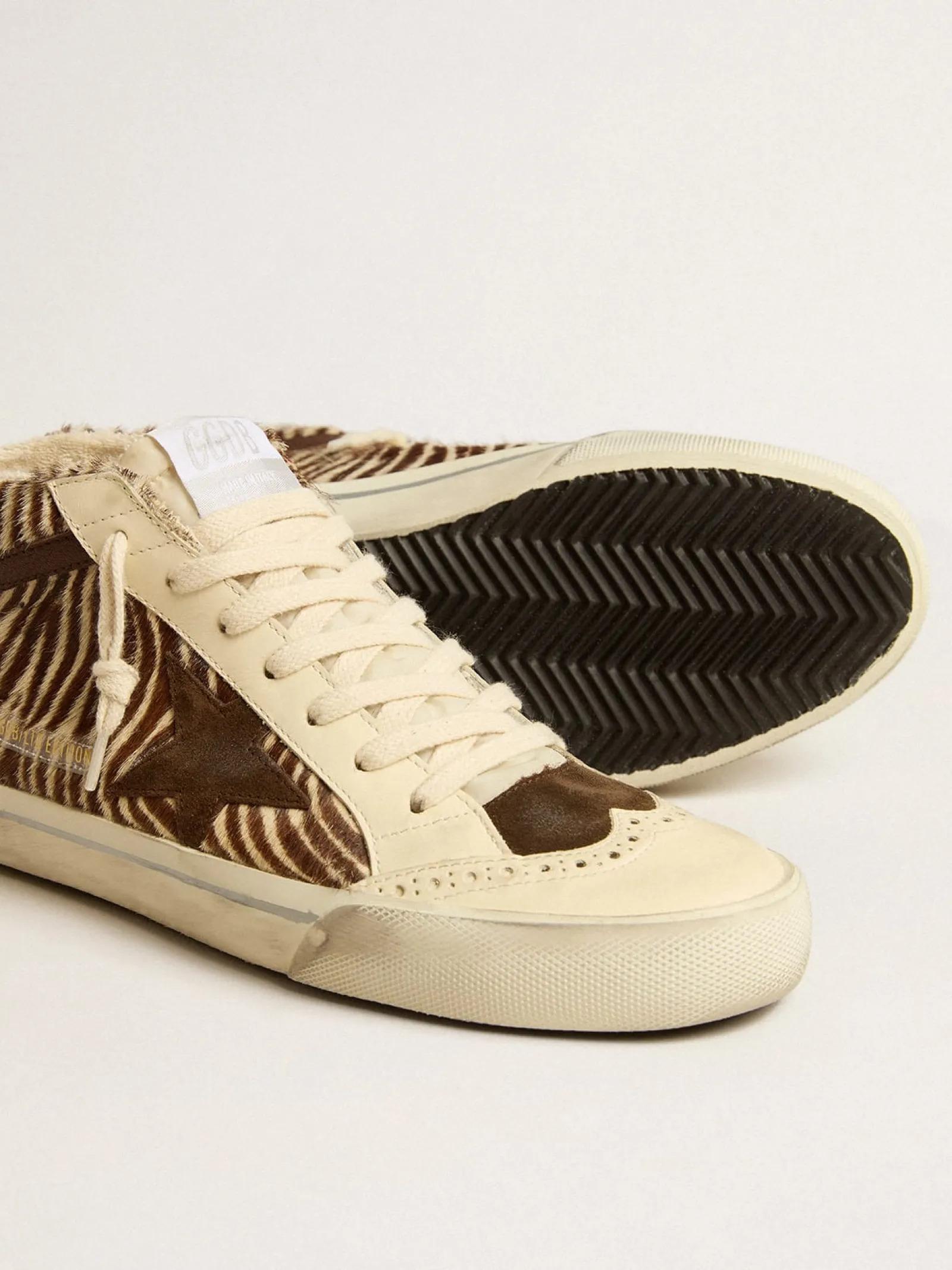 Best Golden Goose Mid Star de couro cavalinho zebrado com estrela de suede e lista marrom Cabedal de couro cavalinho com estampa de zebra nas cores creme e marrom