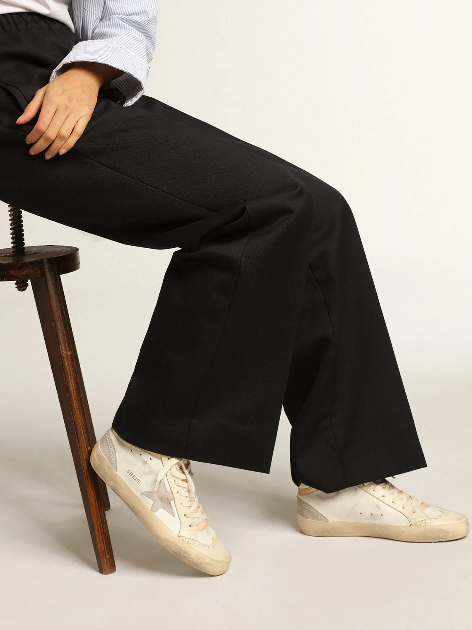 Flash Sale Golden Goose Mid Star feminino com estrela de suede cinza-claro e lista dourada Cor: branco e marfim