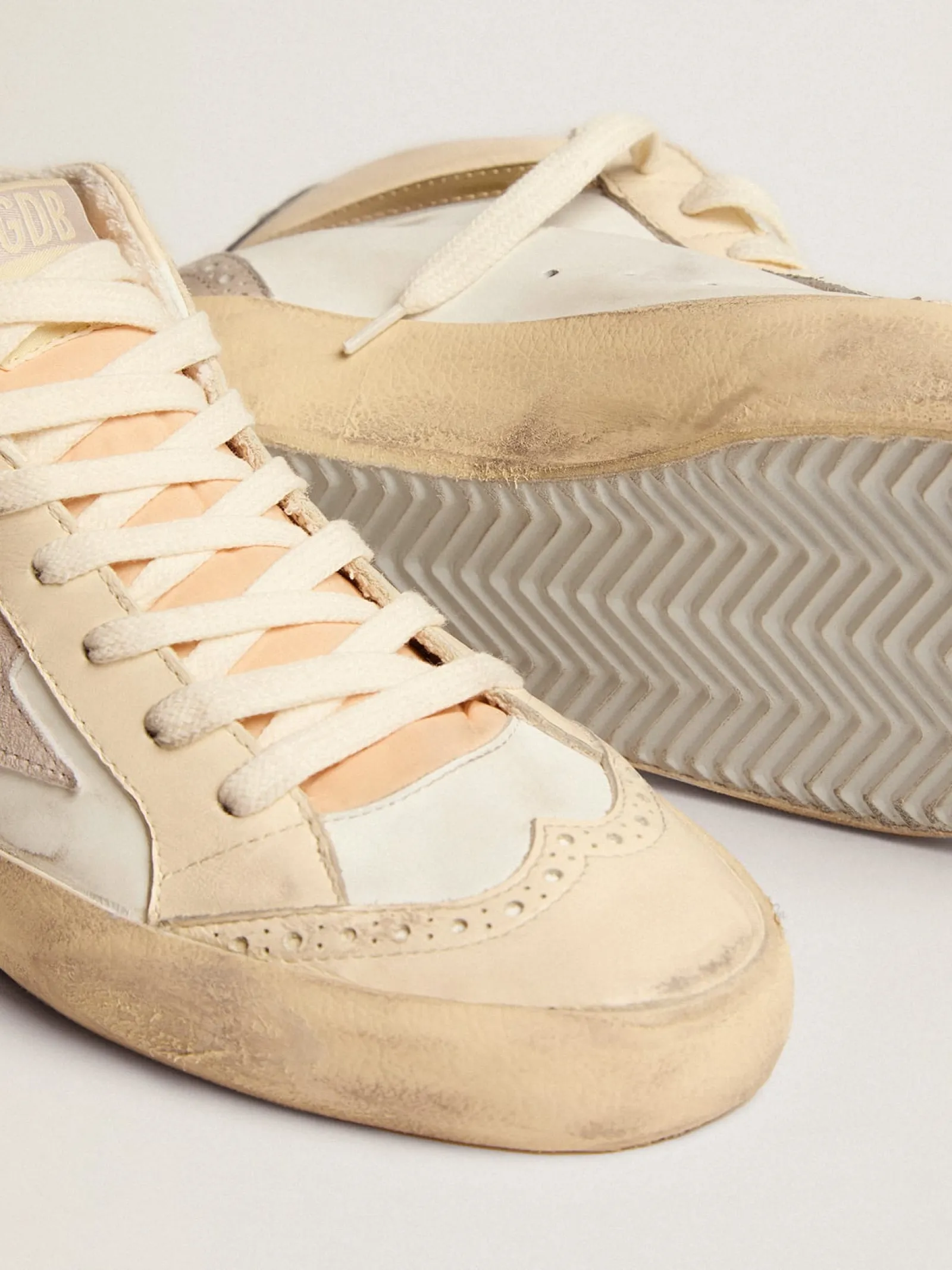 Flash Sale Golden Goose Mid Star feminino com estrela de suede cinza-claro e lista dourada Cor: branco e marfim