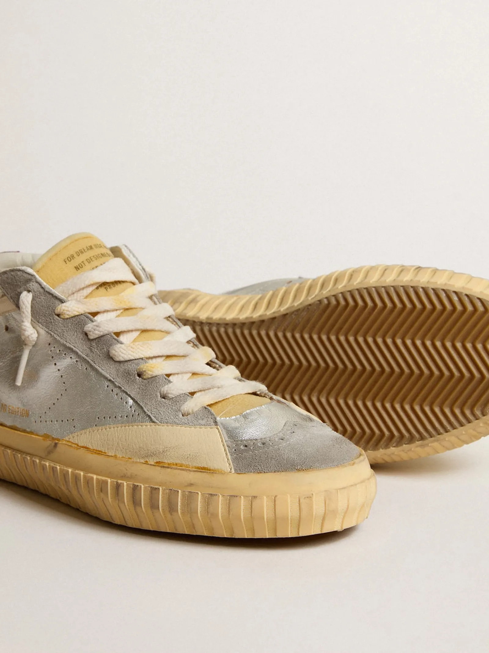 Best Golden Goose Mid Star LAB de couro metálico prateado e tela com estrela perfurada Cabedal de couro laminado prateado