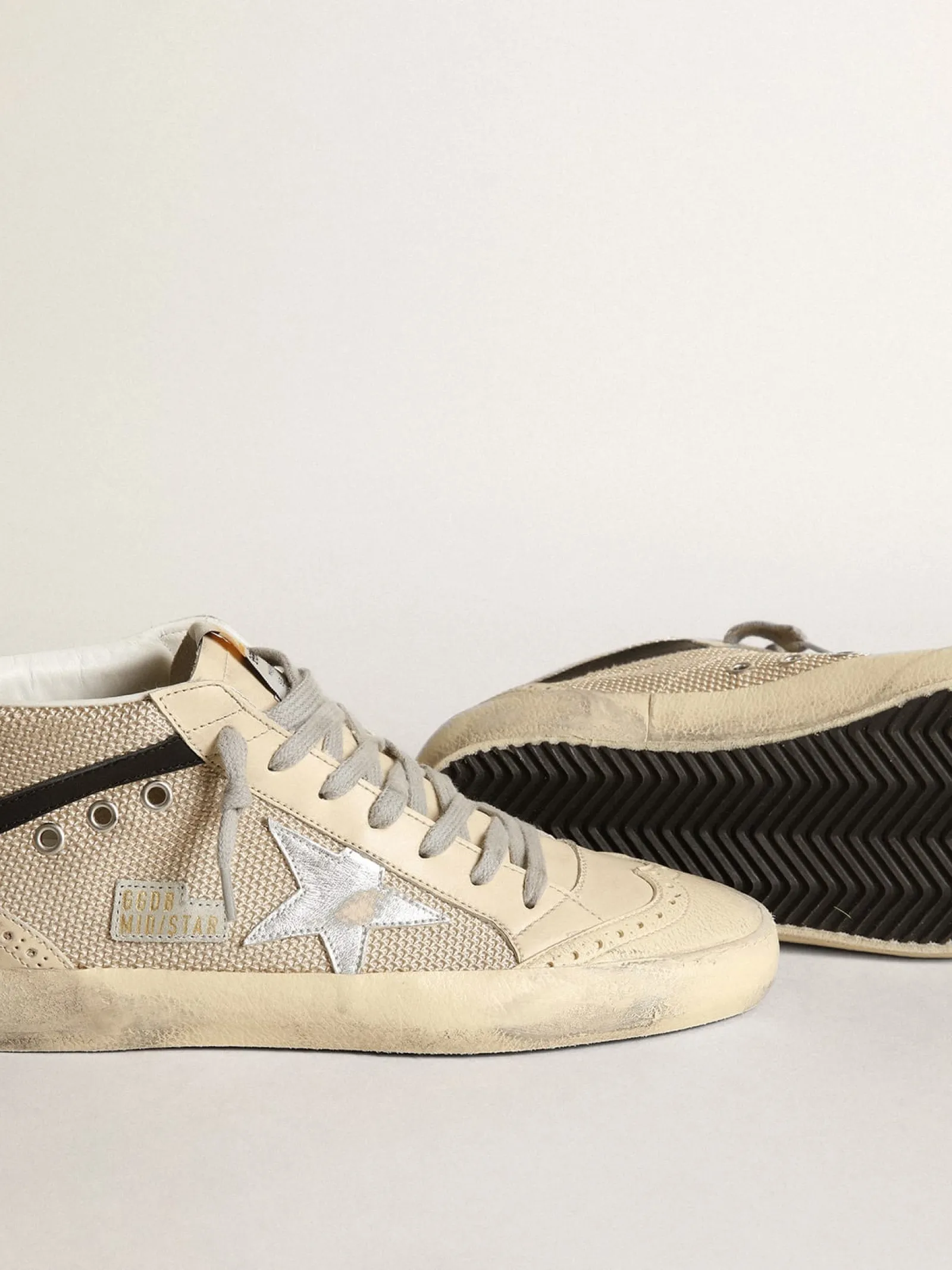 Outlet Golden Goose Mid Star LTD feminino de tela cor creme com estrela prateada Cabedal de tela na cor creme