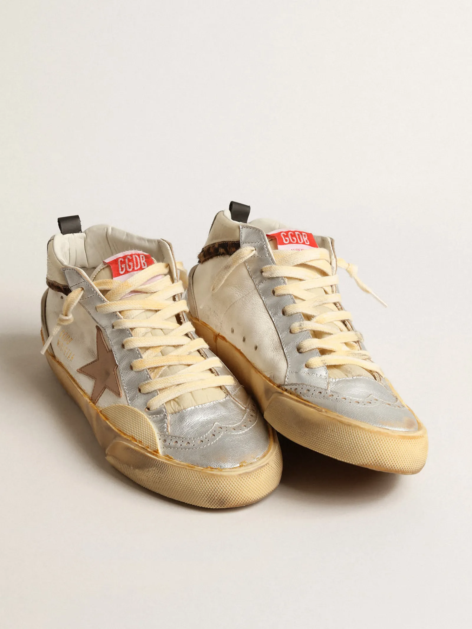 Hot Golden Goose Mid Star LTD, inserções de couro metálico prateado e estrela rosa Cabedal de napa e náilon brancos