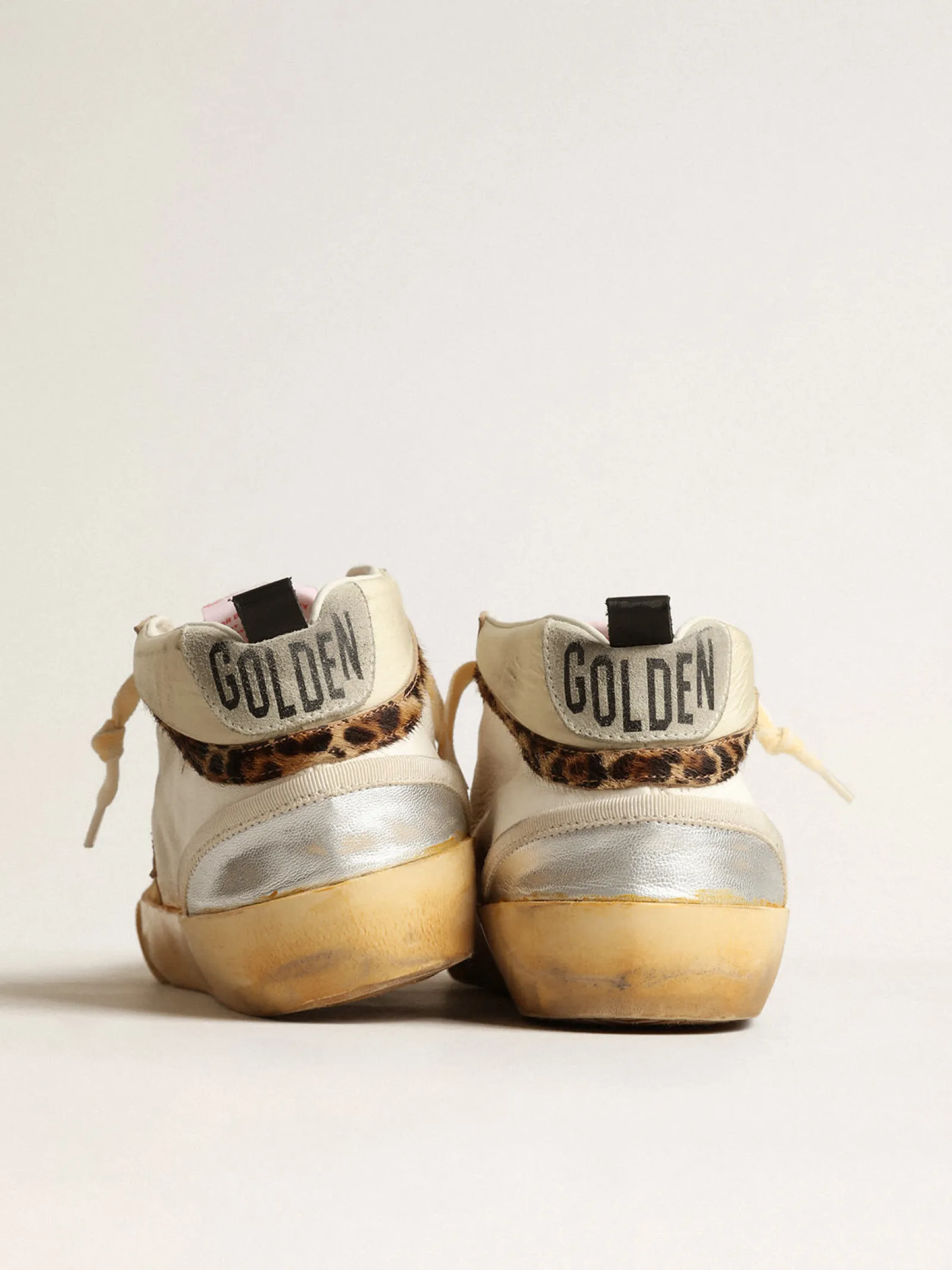 Hot Golden Goose Mid Star LTD, inserções de couro metálico prateado e estrela rosa Cabedal de napa e náilon brancos