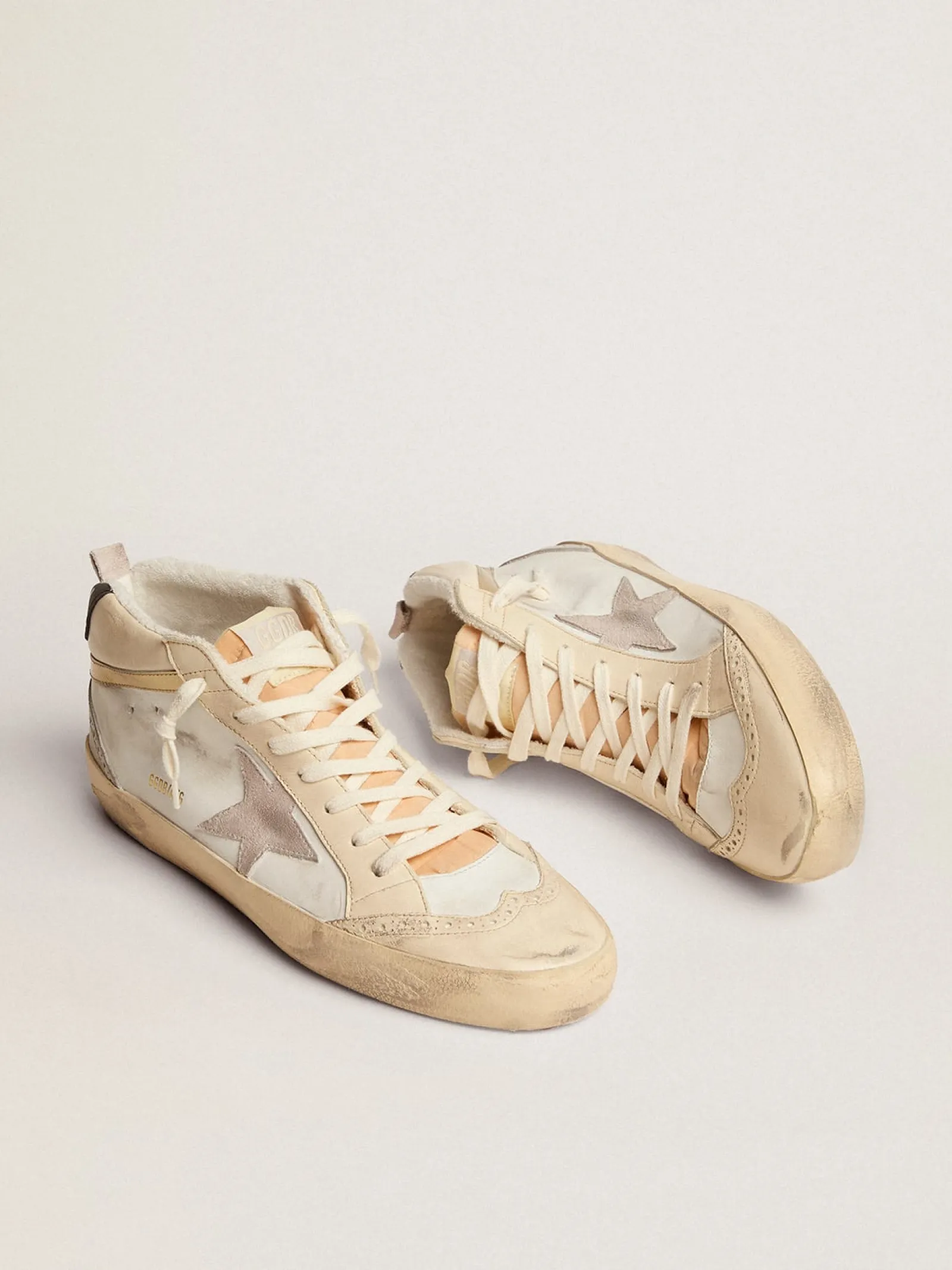 New Golden Goose Mid Star Masculino com estrela de suede cinza claro e lista dourada Cor: branco e marfim