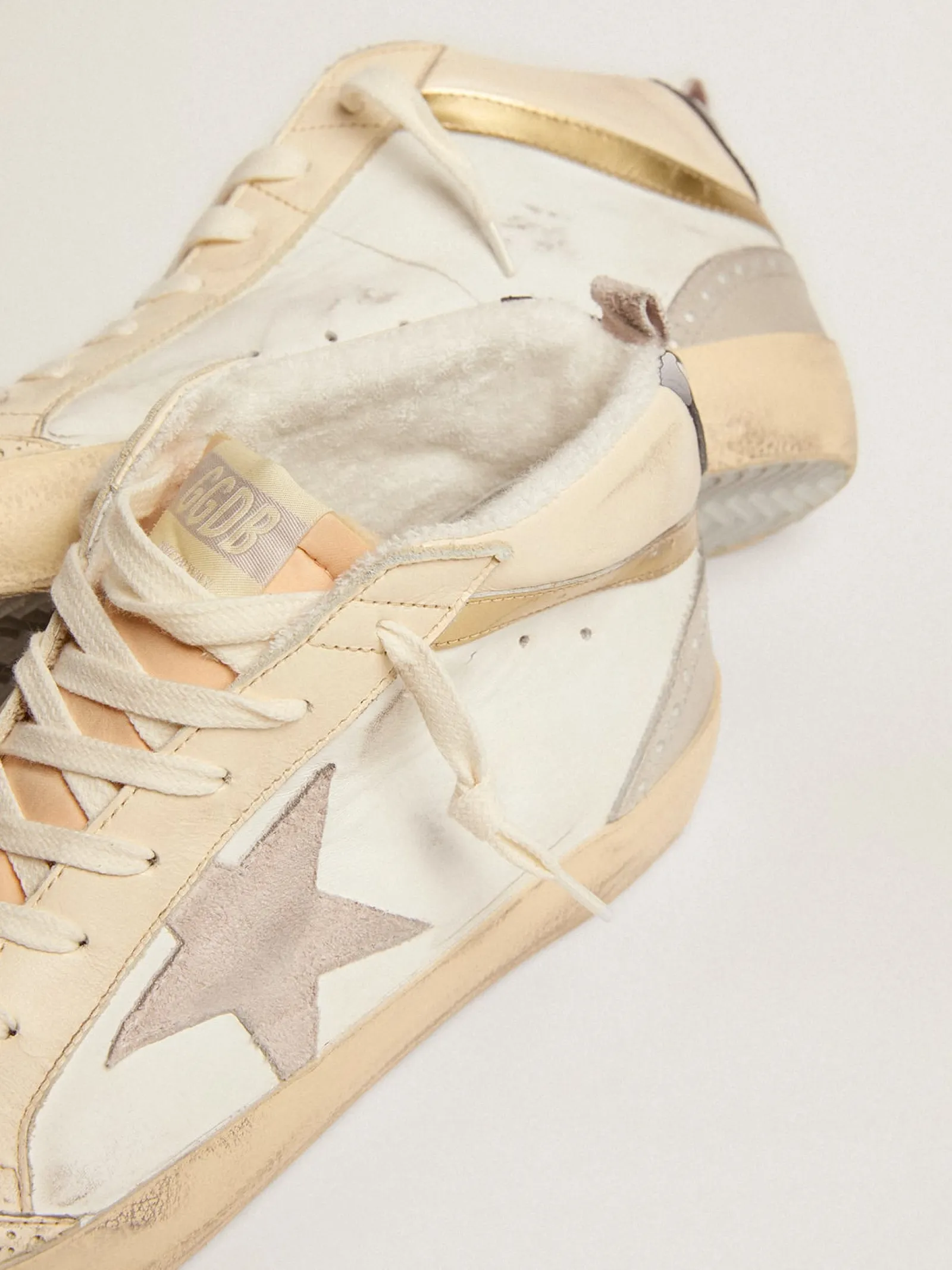 New Golden Goose Mid Star Masculino com estrela de suede cinza claro e lista dourada Cor: branco e marfim