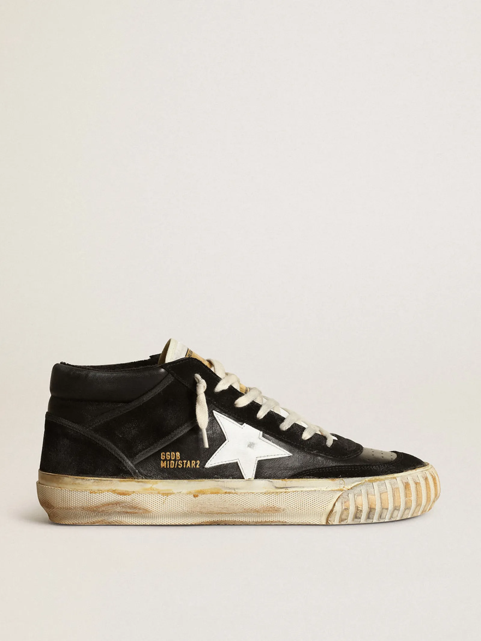 Shop Golden Goose Mid Star Masculino de napa e suede pretos com estrela branca Cabedal de napa e suede pretos