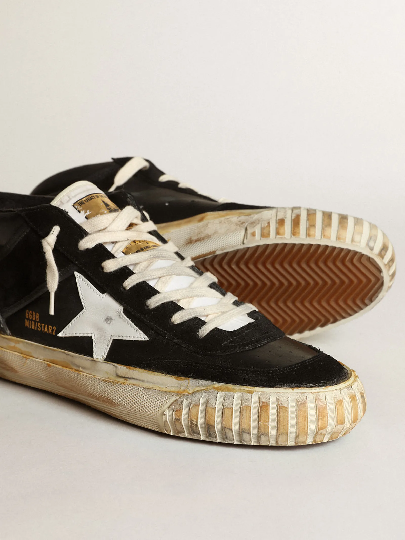 Shop Golden Goose Mid Star Masculino de napa e suede pretos com estrela branca Cabedal de napa e suede pretos