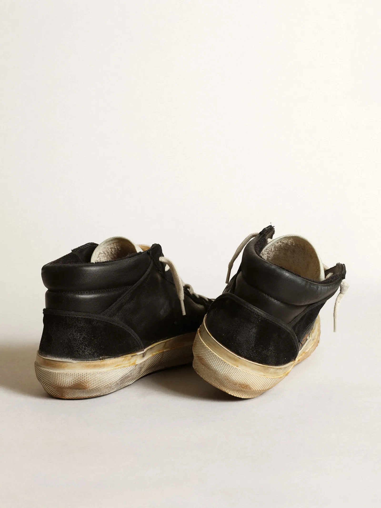 Shop Golden Goose Mid Star Masculino de napa e suede pretos com estrela branca Cabedal de napa e suede pretos