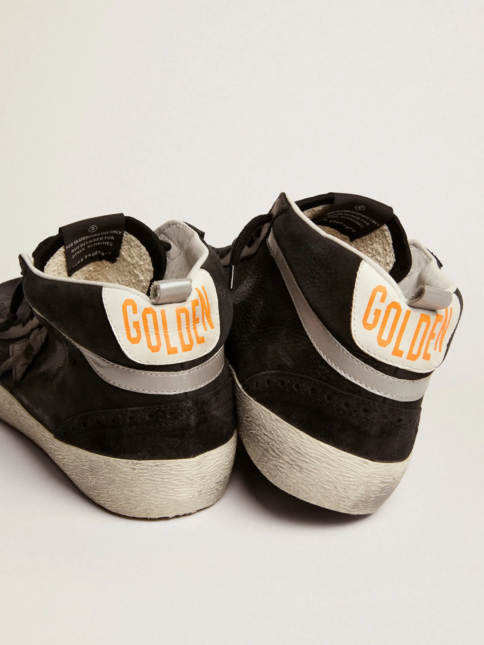 Best Sale Golden Goose Mid Star masculino de nubuk com estrela de couro preto e lista prateada Cabedal de nubuk preto