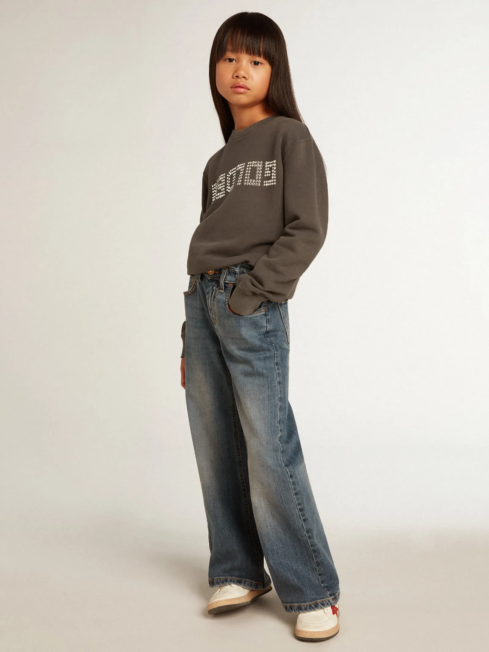 Shop Golden Goose Moletom cinza com tratamento desgastado e escrita com cristais Golden Collection