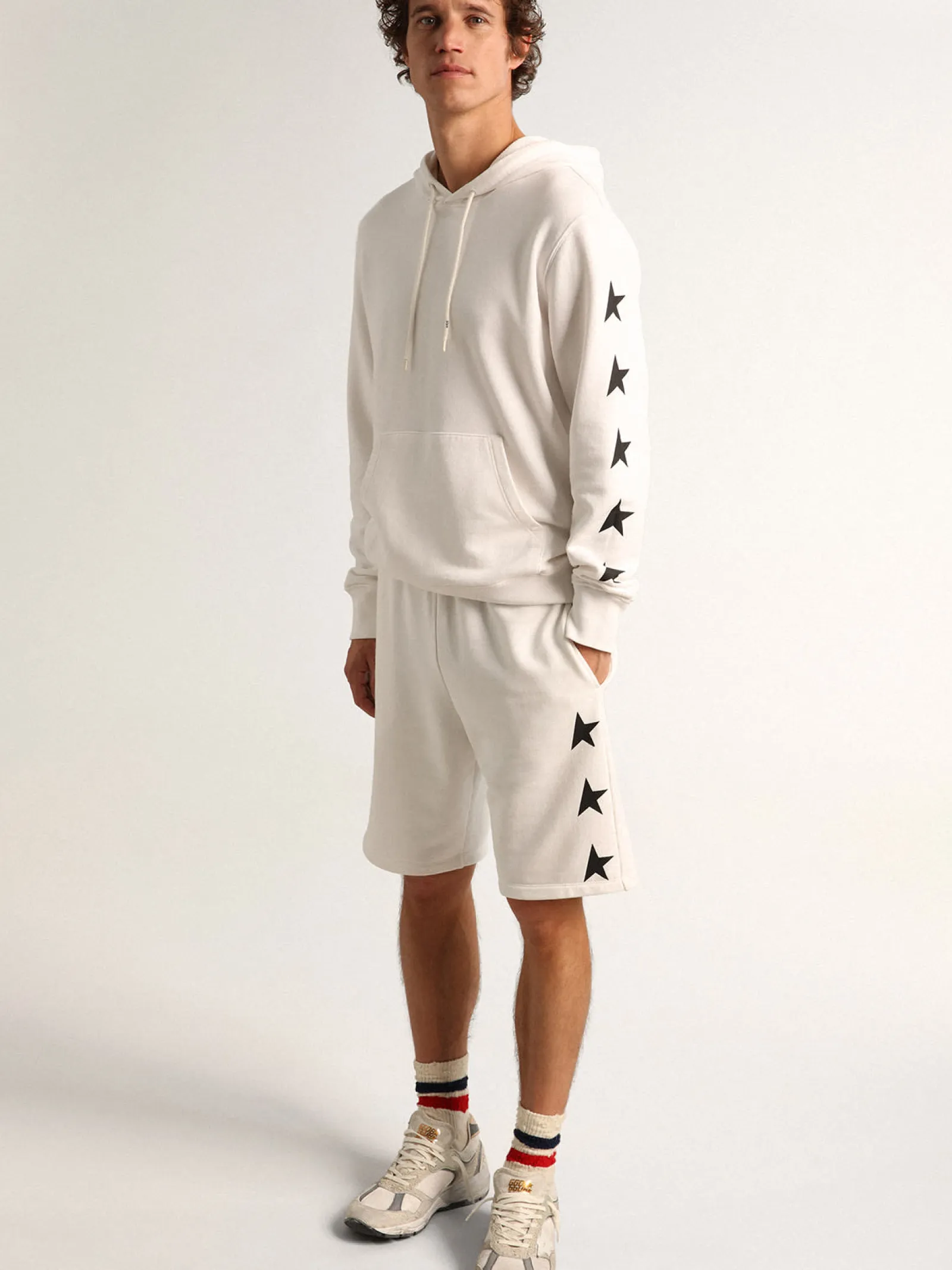 Store Golden Goose Moletom com capuz Alighiero Coleção Star branco vintage com estrelas pretas em contraste Cor: branco vintage