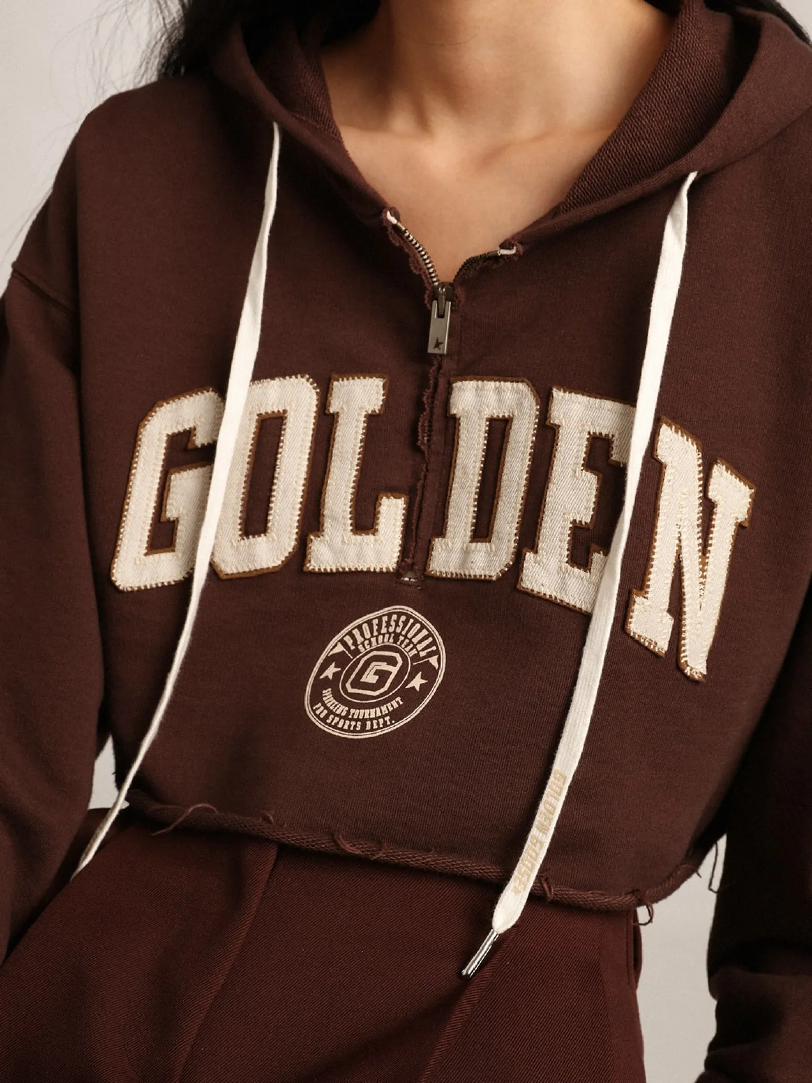 Best Golden Goose Moletom cropped com capuz Coleção Journey na cor marrom castanha com inscrição Golden branca em contraste Cor: marrom castanha